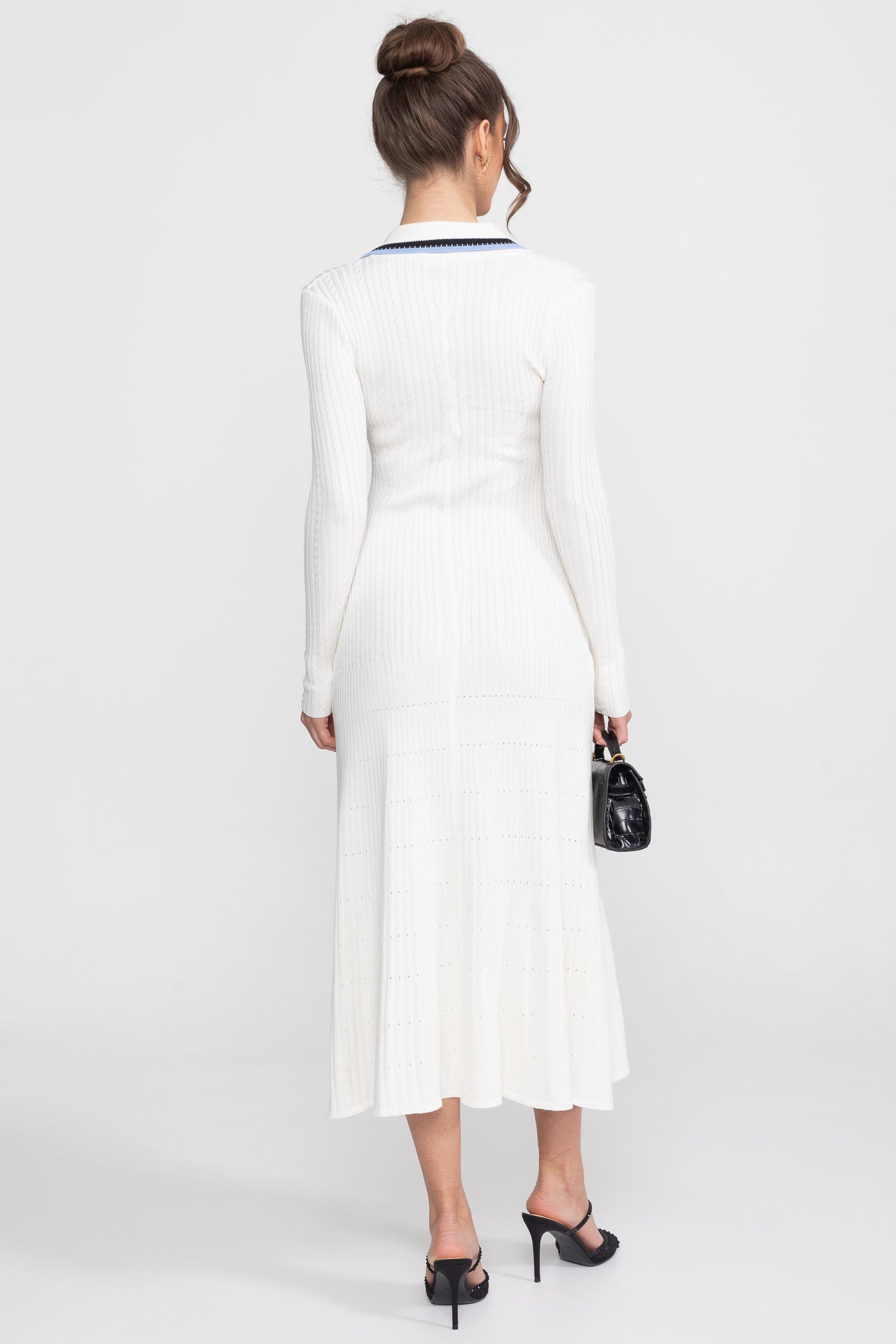 Abito Midi in Maglia a Manica Lunga con Colletto Polo e Patch Monogram - Bianco 
