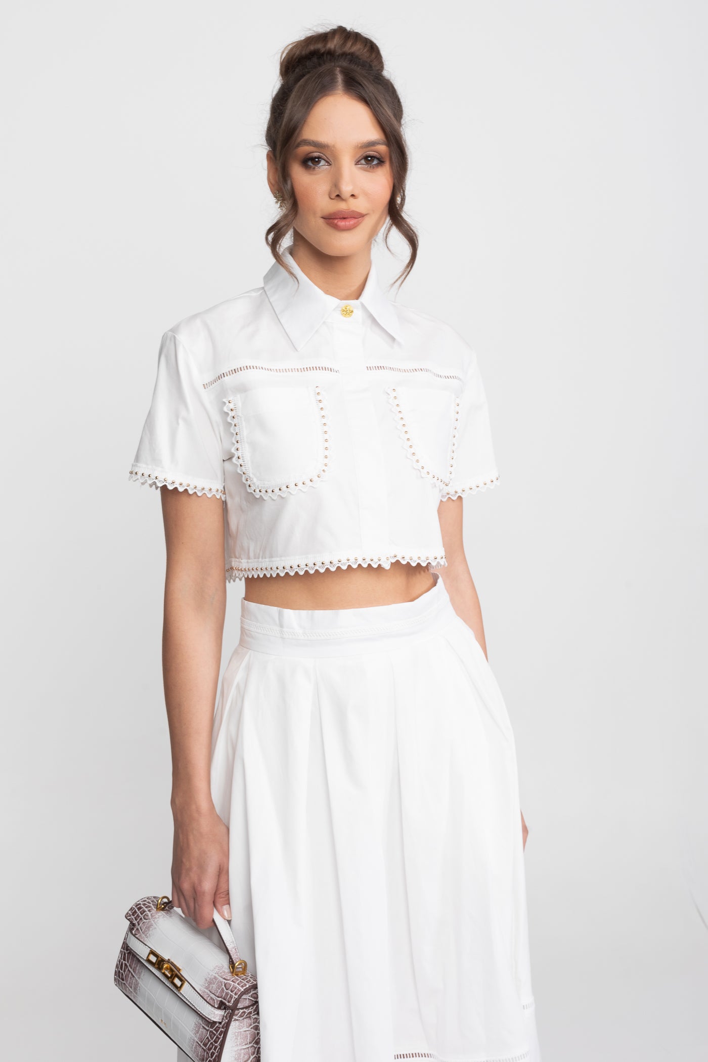Coordinato con camicia cropped e gonna midi con bordo in broderie - Bianco 