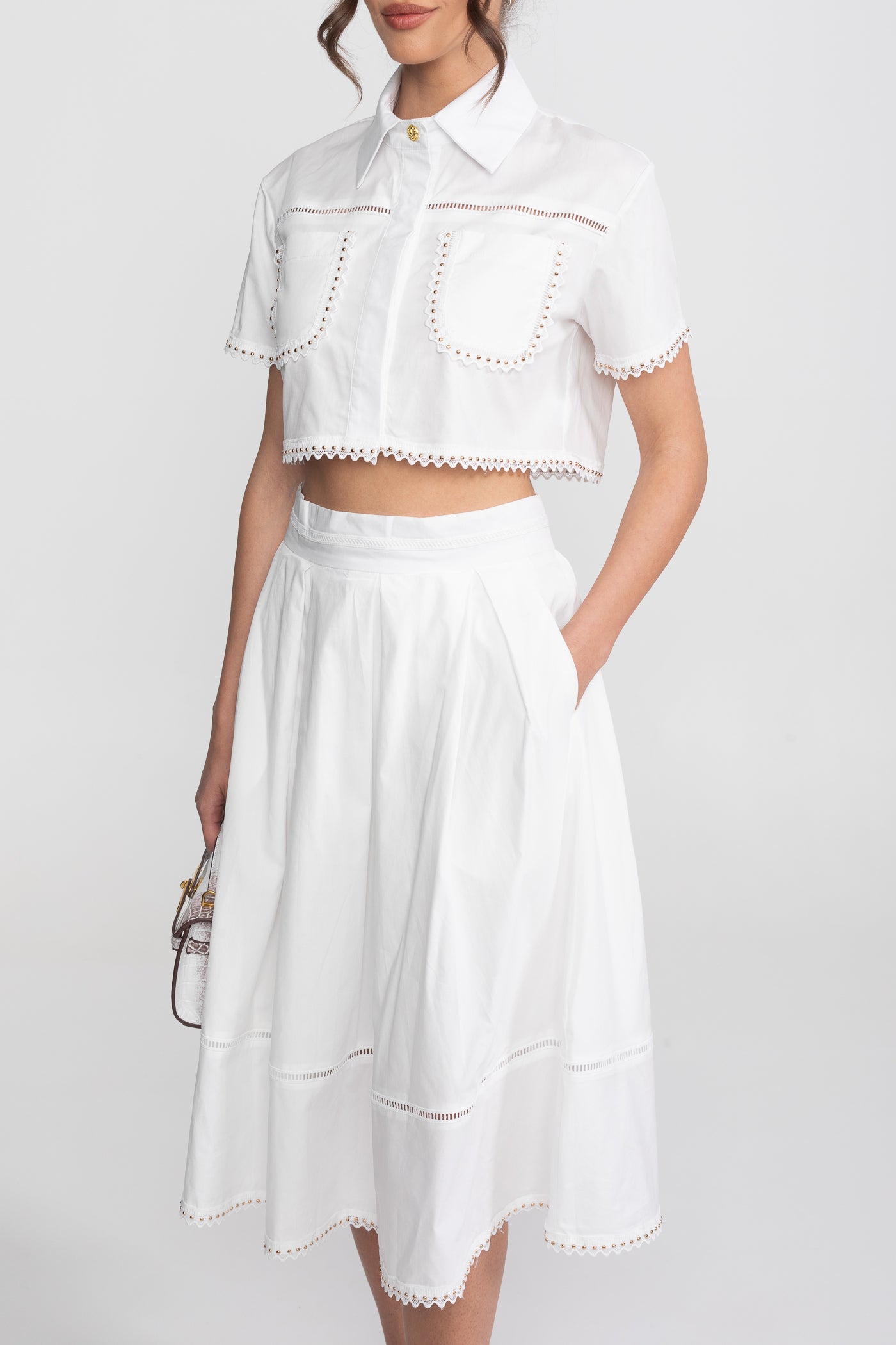 Coordinato con camicia cropped e gonna midi con bordo in broderie - Bianco 