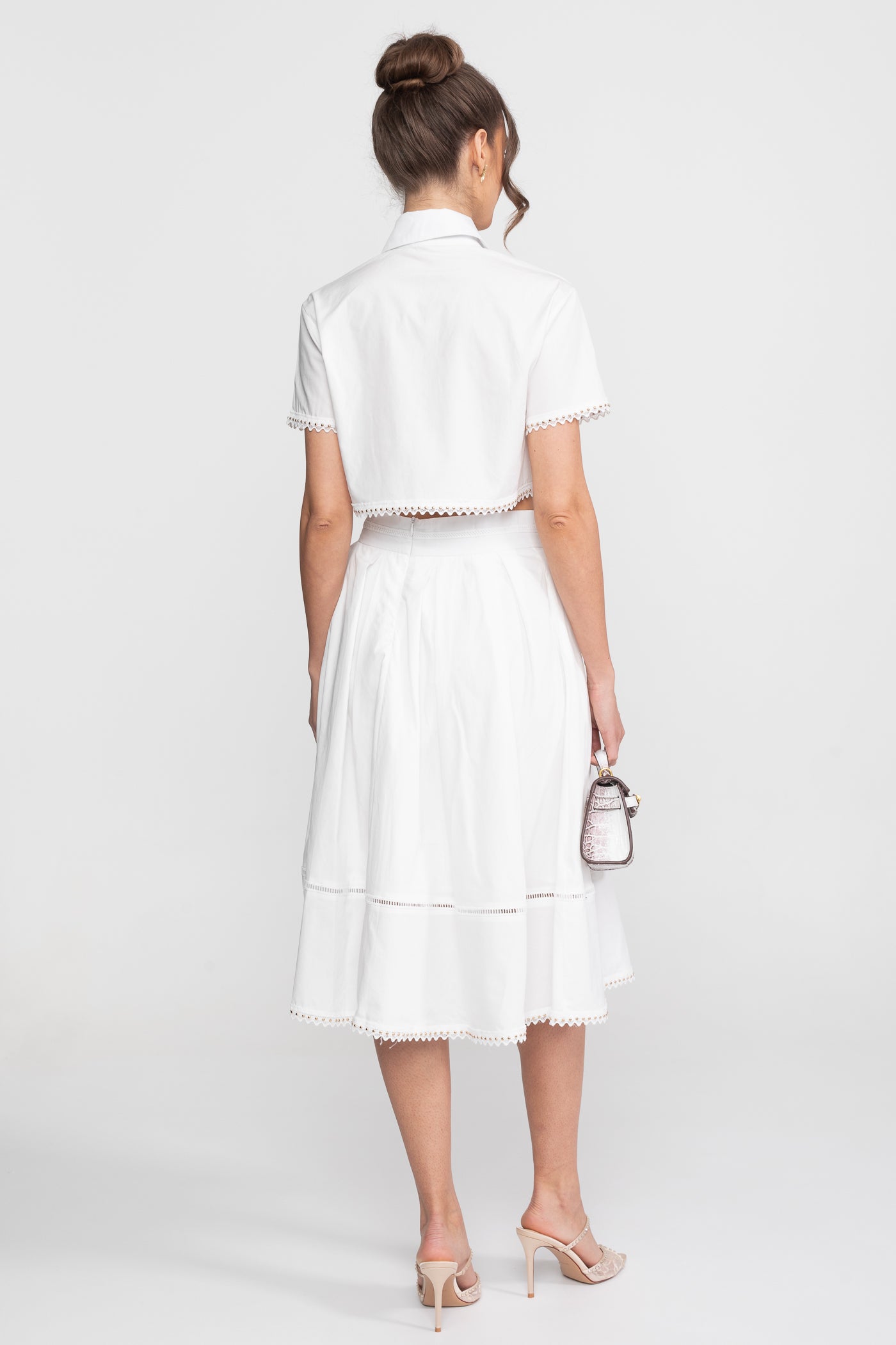 Coordinato con camicia cropped e gonna midi con bordo in broderie - Bianco 