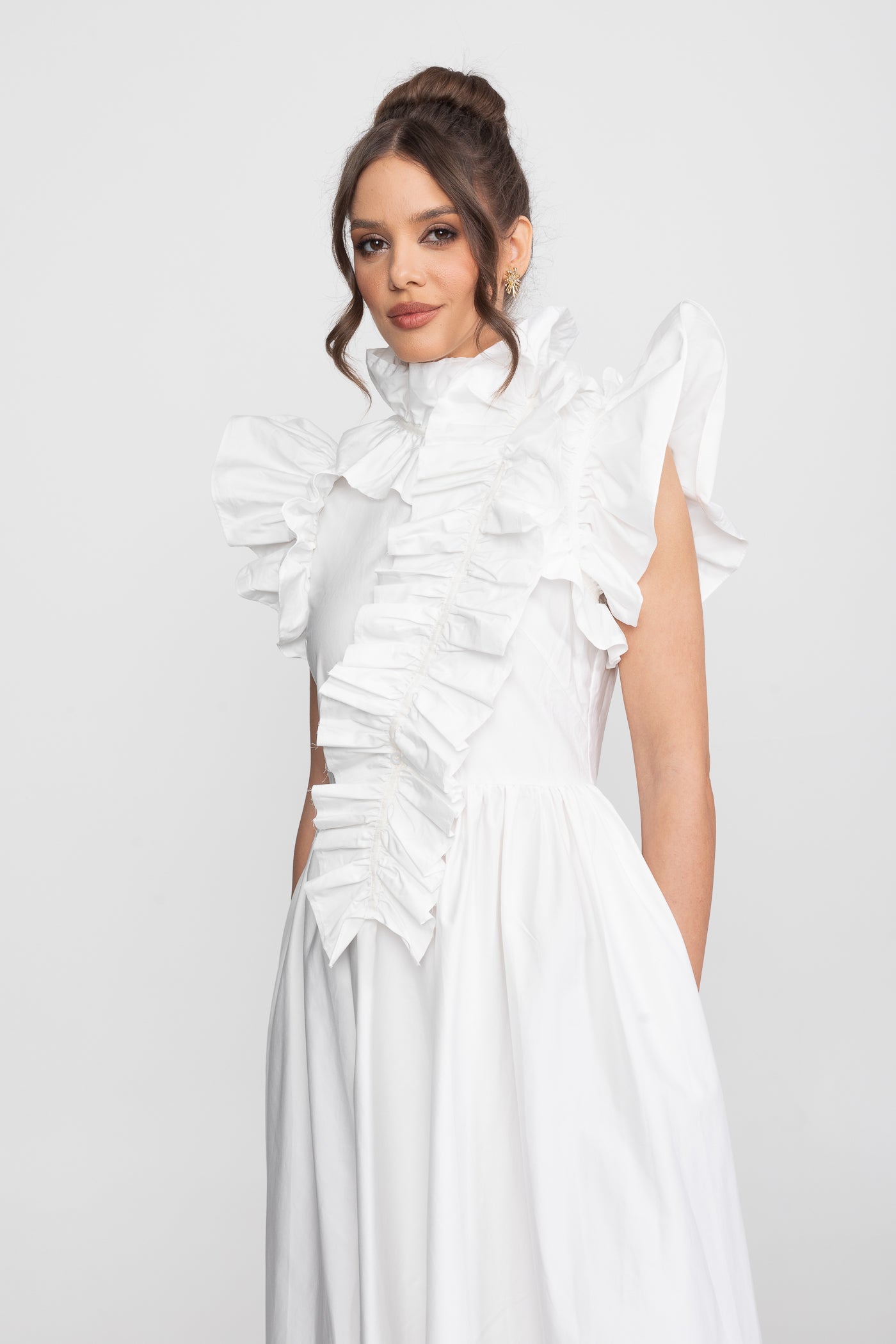 Abito Maxi con Collo Alto e Fronte con Grembiule Volant Drammatico - Bianco 