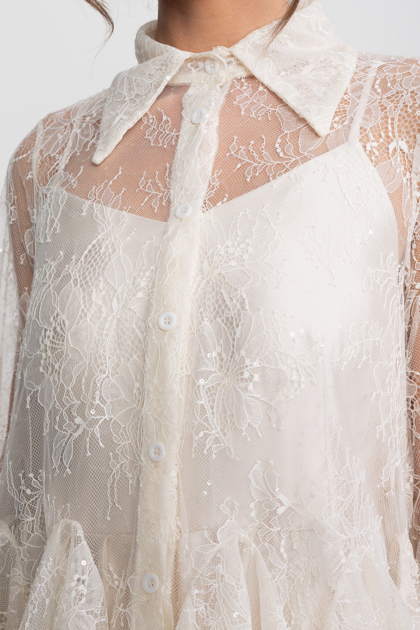 Blusa peplum in pizzo trasparente con orlo a volant e gonna maxi in satin - Ivoire 