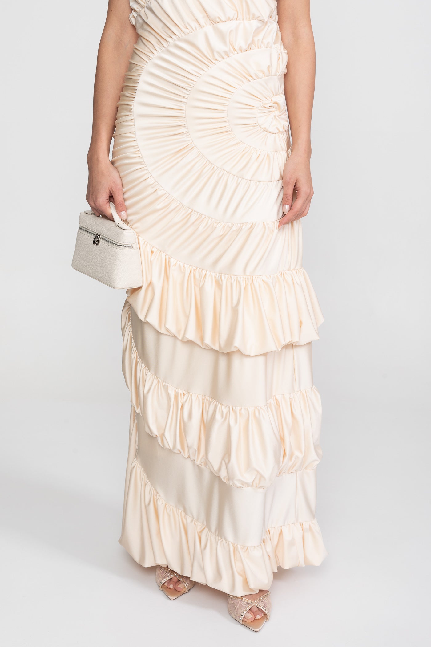 Abito Maxi Halter Con Corpino Plissettato A Ventaglio E Gonna Con Volant A Strati - Ivoire 