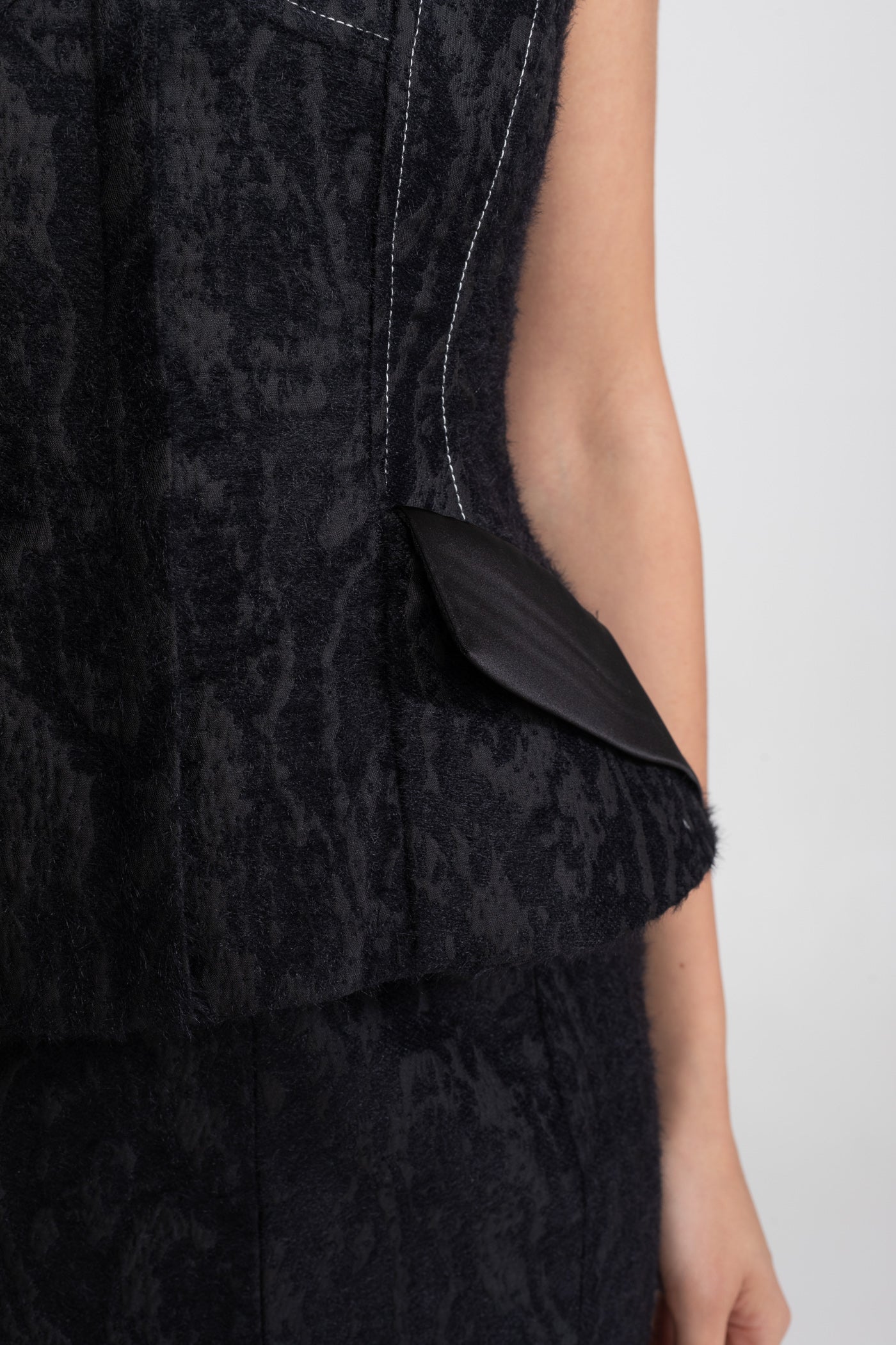 Set Maxi in jacquard con scollo floreale trasparente e vita peplum - Nero 