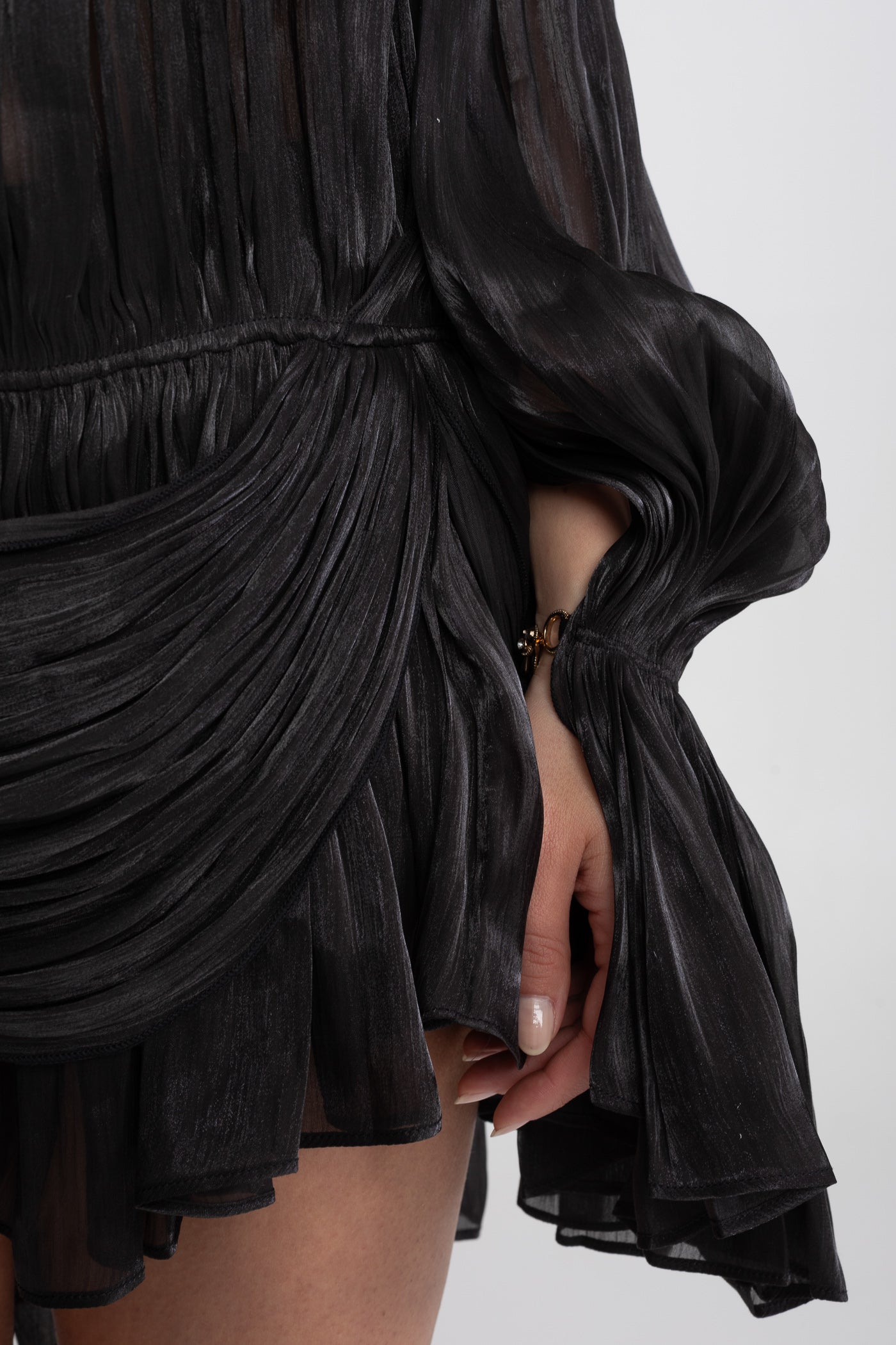 Abito Mini Trasparente Drappeggiato con Maniche a Mantella e Dettaglio con Clip Dorata - Nero 