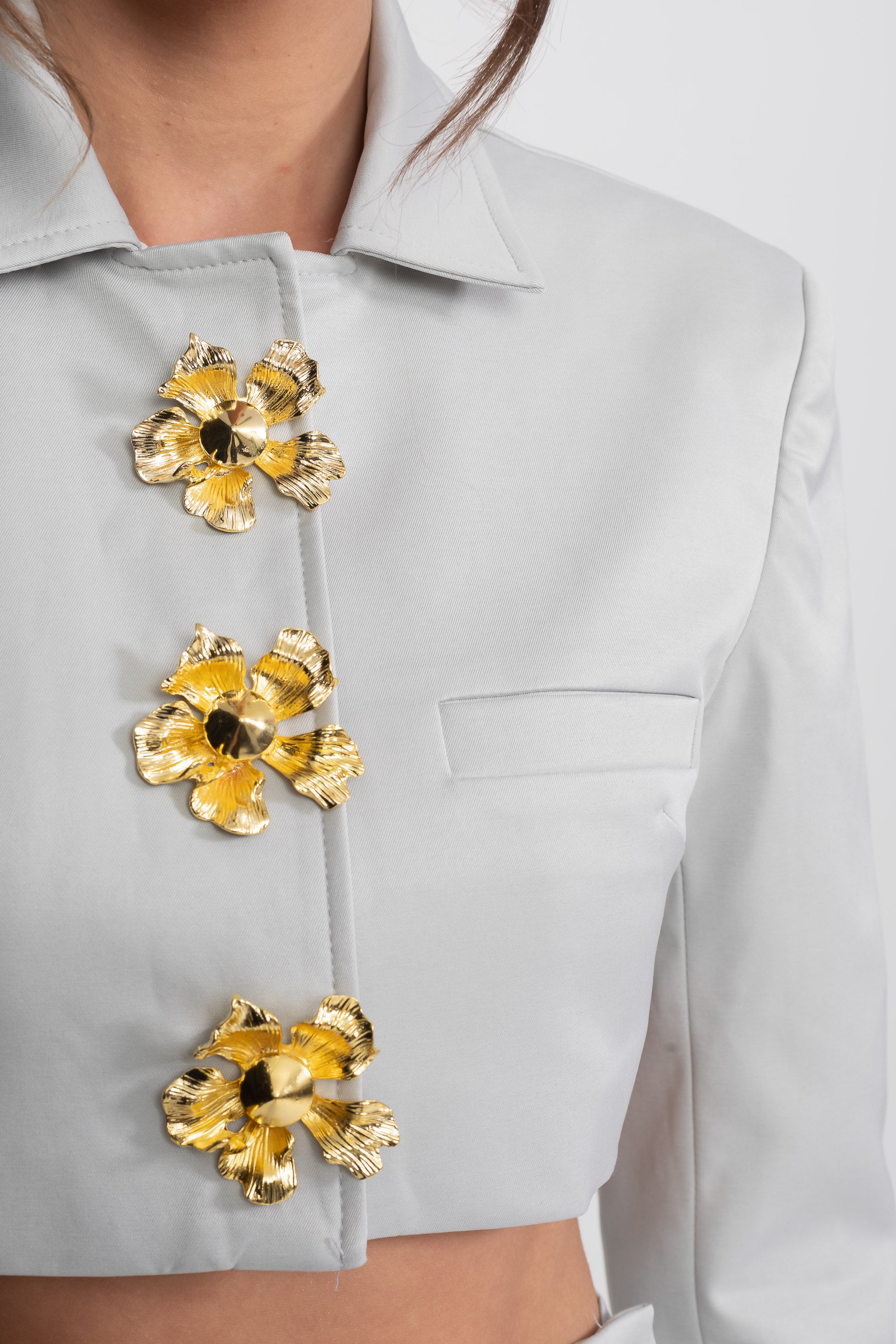 Set coordinato con giacca cropped e minigonna con bottoni floreali 3D - Grigio chiaro 