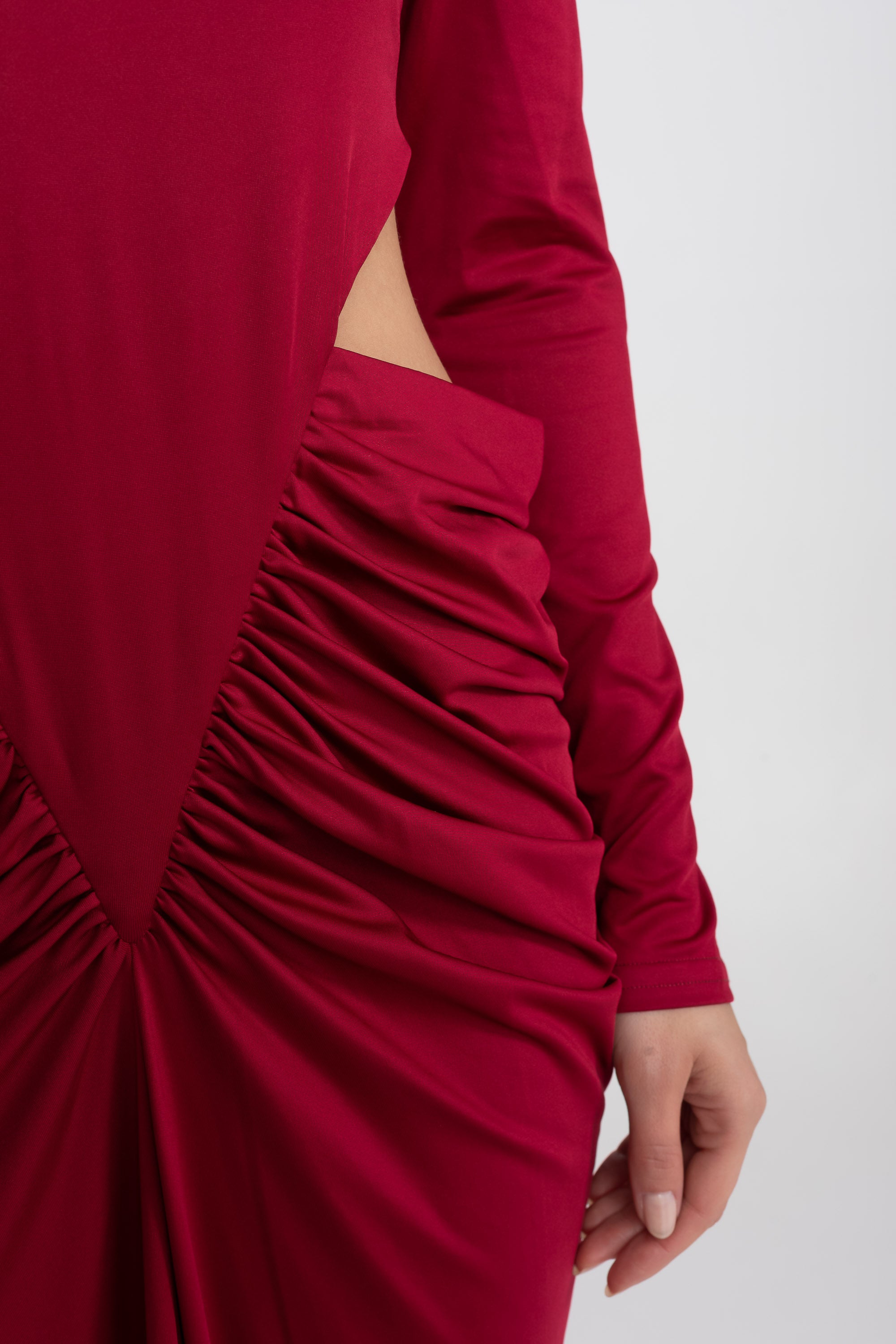 Abito Maxi con Collo Alto, Maniche Lunghe e Dettaglio Cut-Out in Vita - Rosso 