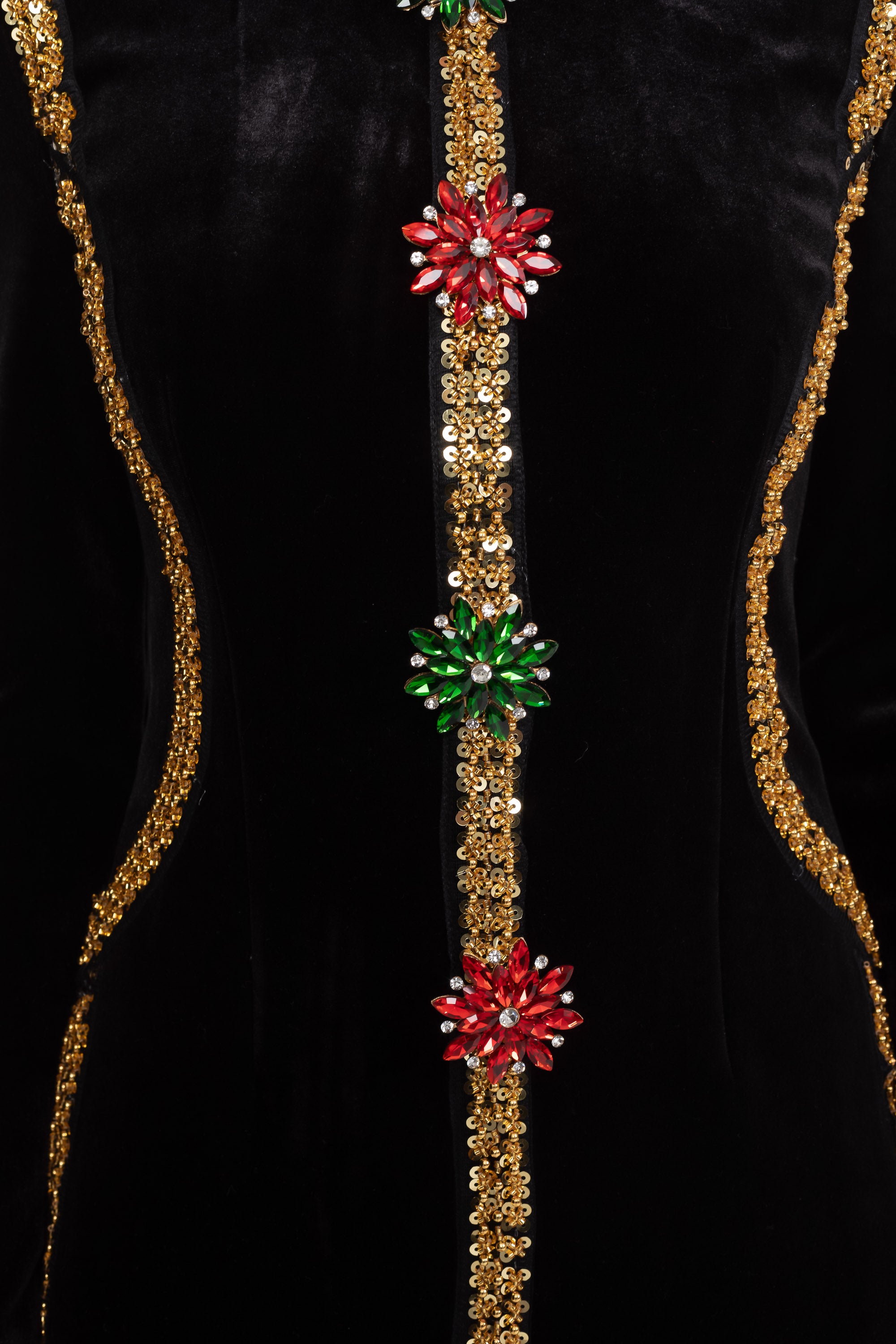 Abito Maxi in velluto con rifiniture in paillettes dorate e dettaglio con spilla gioiello in cristallo - Nero 