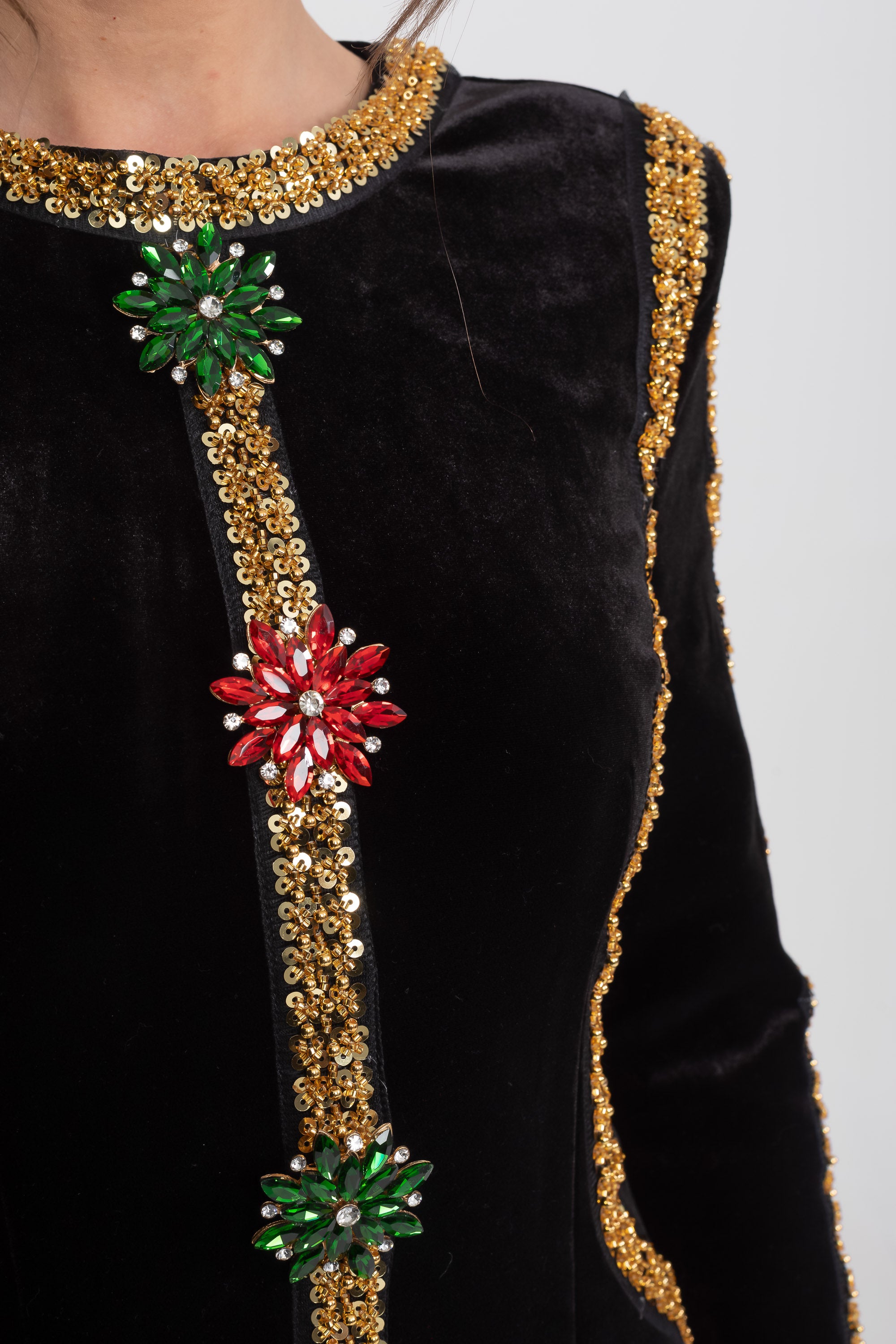 Abito Maxi in velluto con rifiniture in paillettes dorate e dettaglio con spilla gioiello in cristallo - Nero 