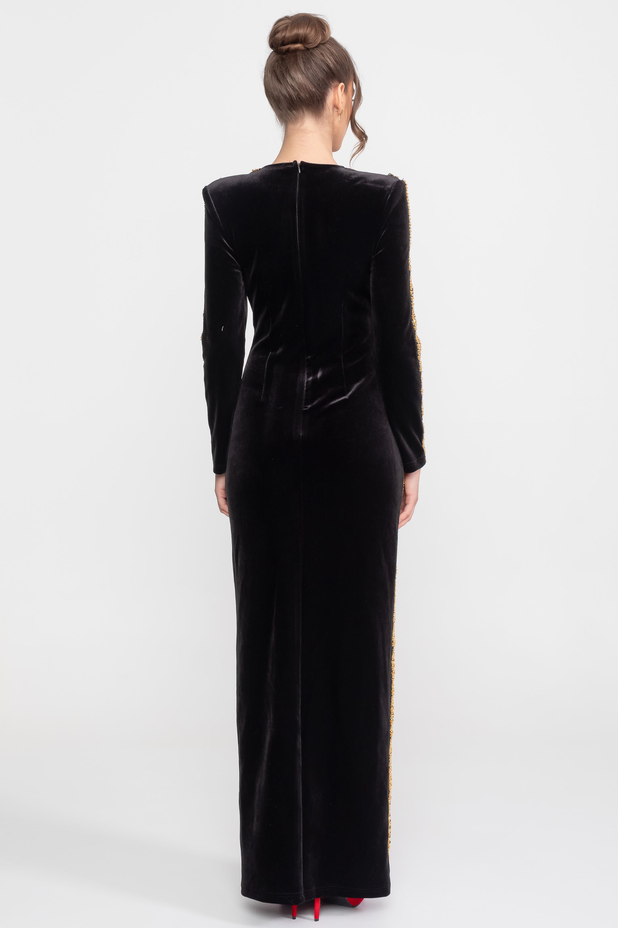 Abito Maxi in velluto con rifiniture in paillettes dorate e dettaglio con spilla gioiello in cristallo - Nero 