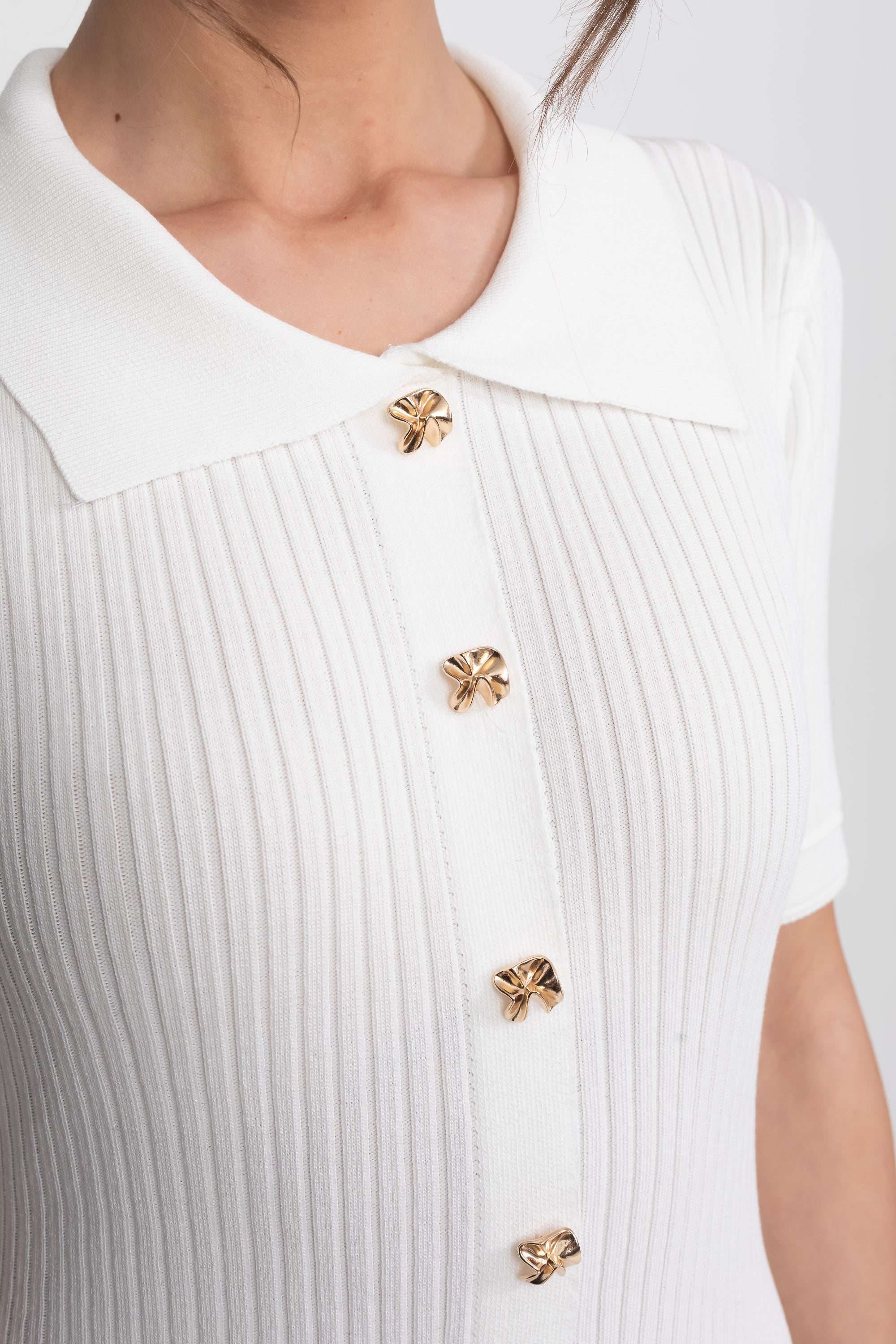 Abito midi in maglia a coste con colletto Peter Pan e gonna plissettata - bianco 
