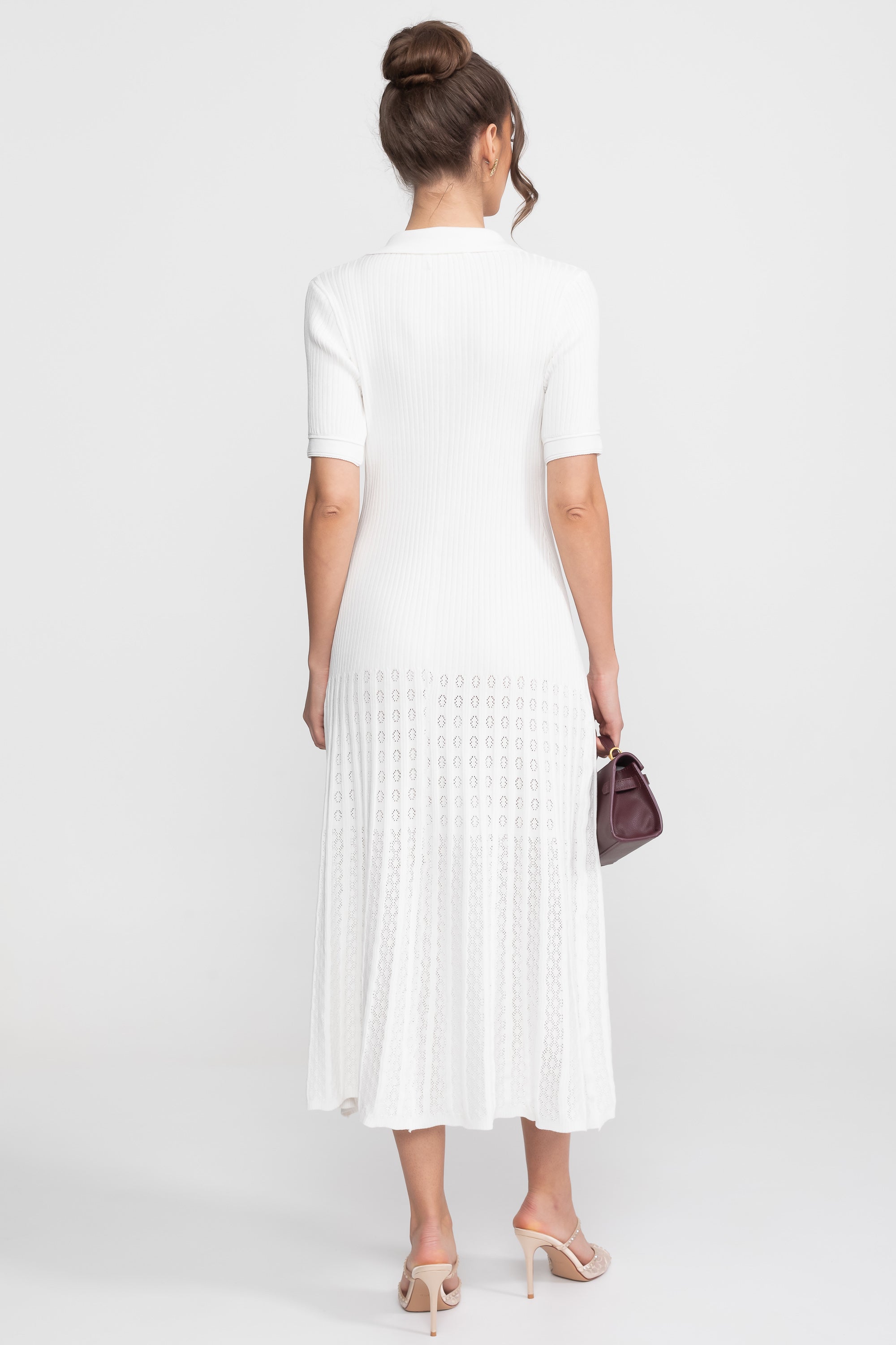 Abito midi in maglia a coste con colletto Peter Pan e gonna plissettata - bianco 
