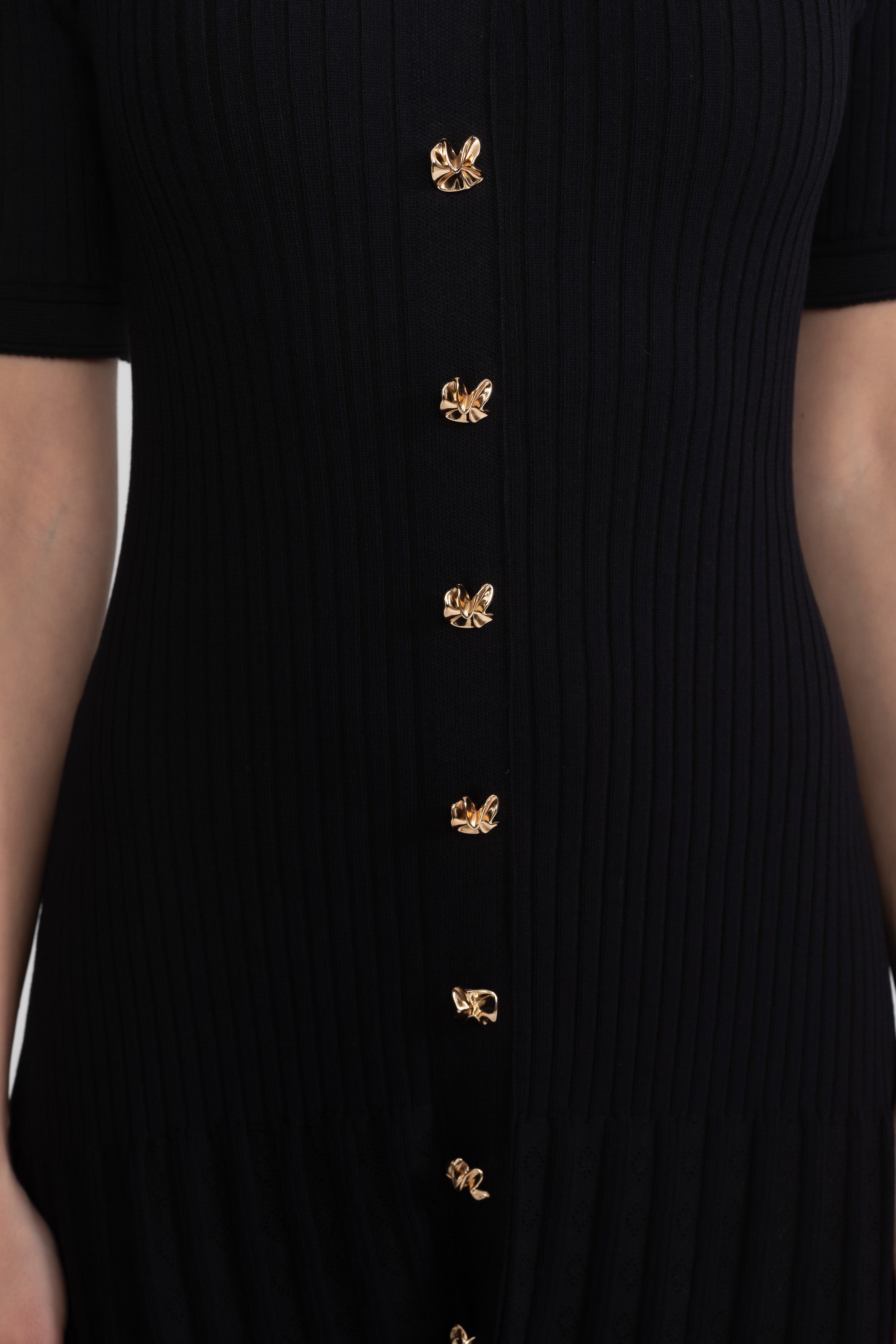 Abito midi in maglia a coste con colletto Peter Pan e gonna plissettata - Nero 