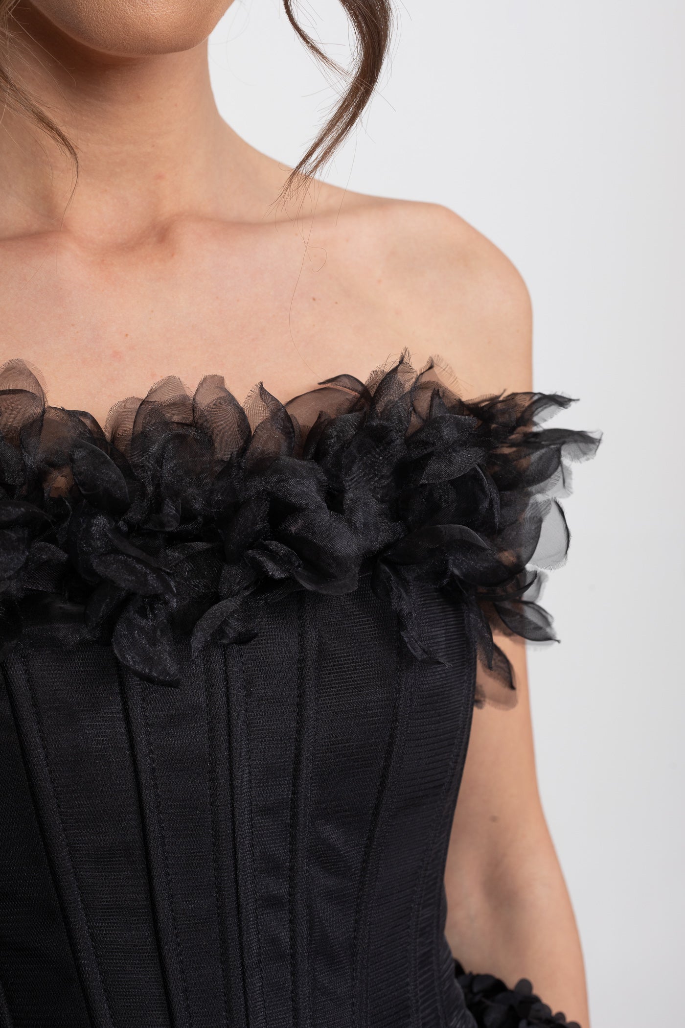 Mini abito corsetto senza spalline con gonna in appliqué di rose 3D - Nero 