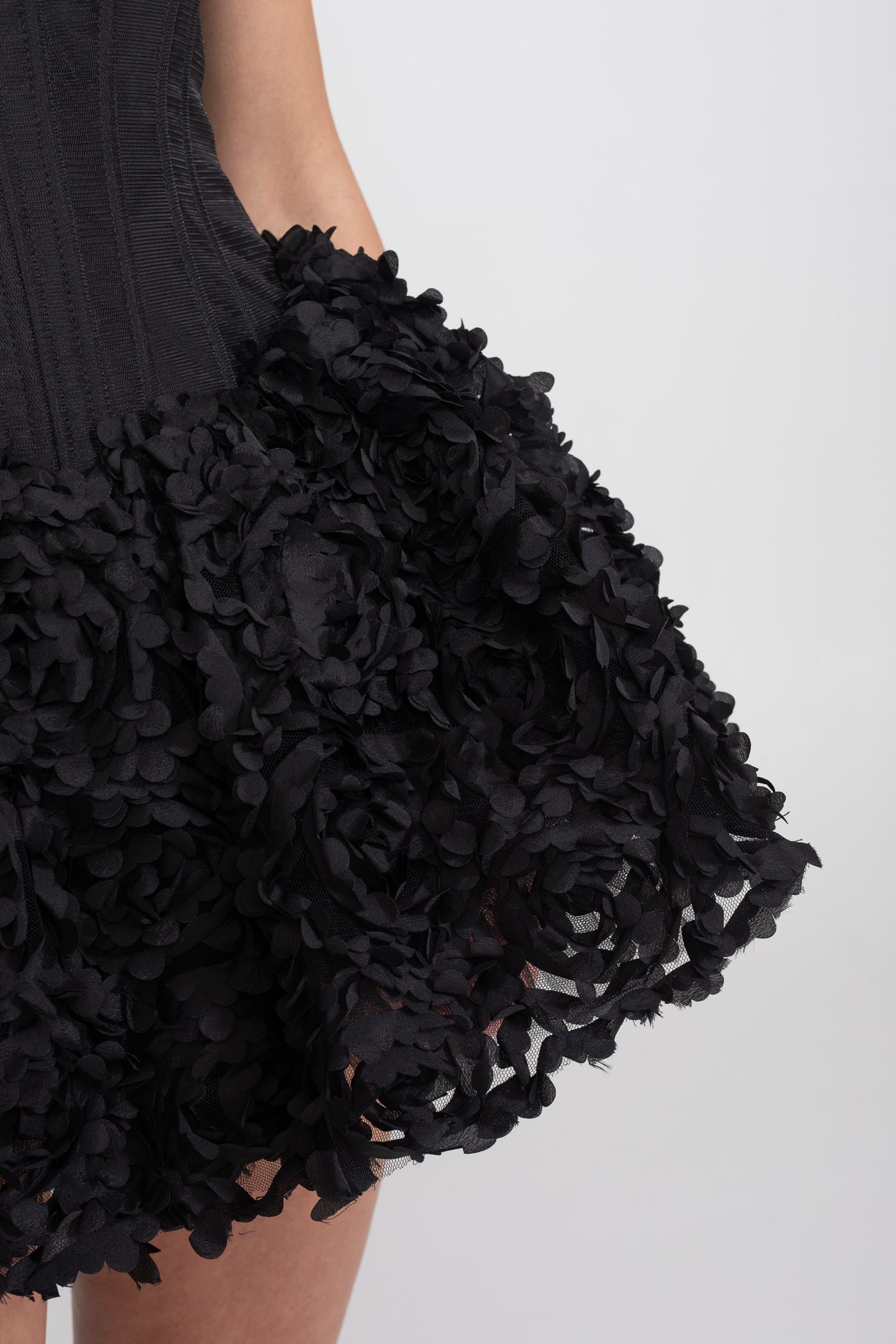Mini abito corsetto senza spalline con gonna in appliqué di rose 3D - Nero 