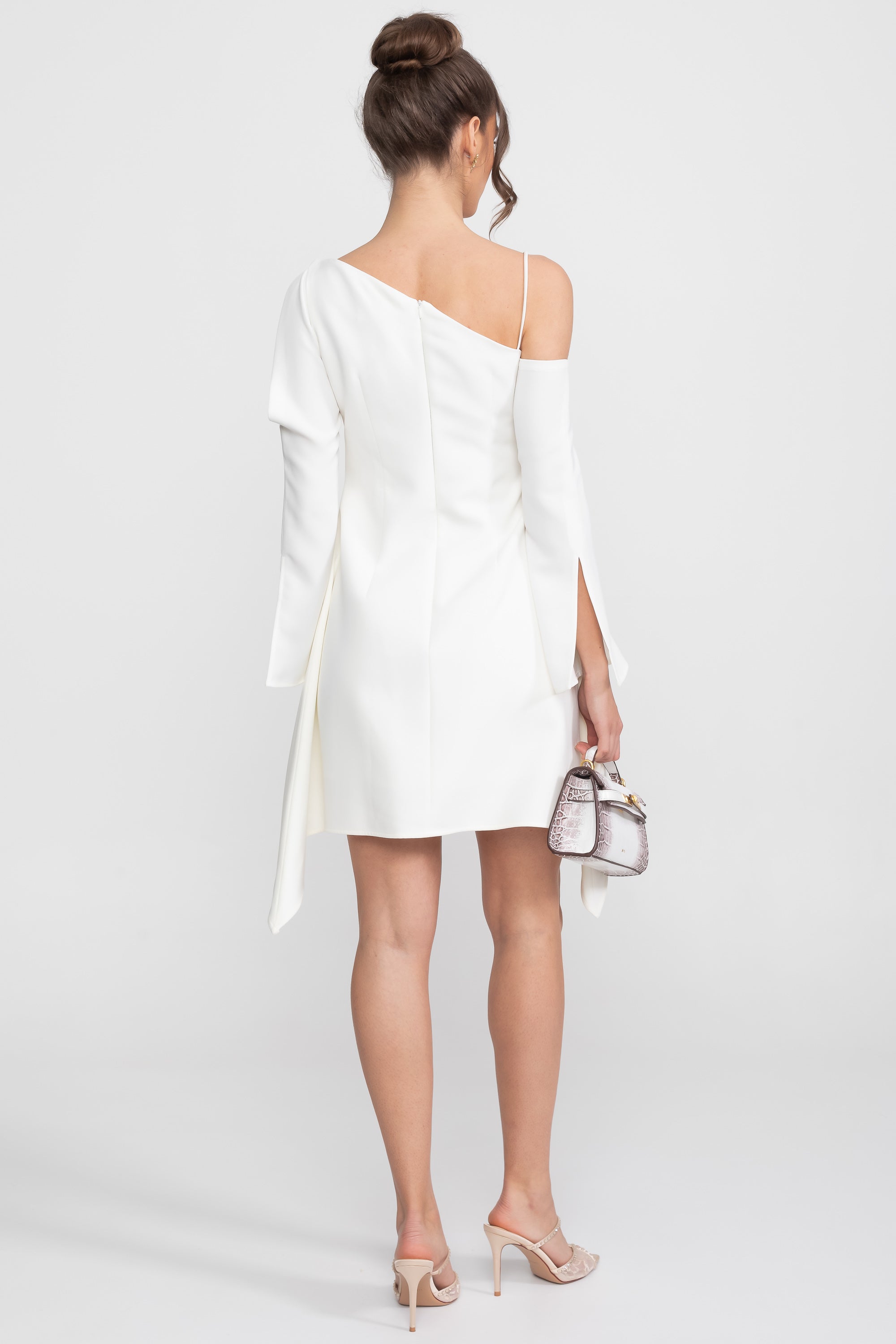 Abito mini asimmetrico cold-shoulder con maniche lunghe e spilla dorata - Bianco 