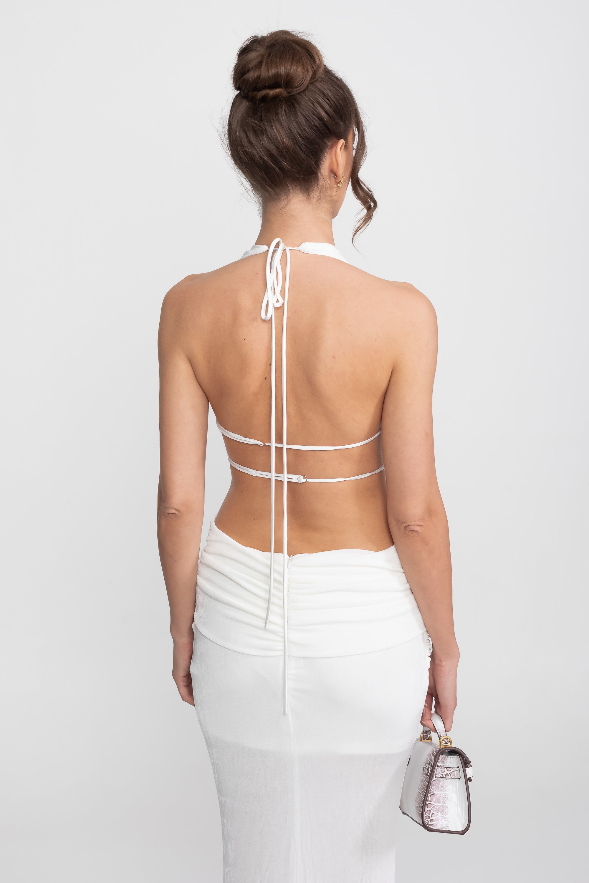 Abito lungo halter drappeggiato con dettaglio laterale annodato con arricciature - Bianco 