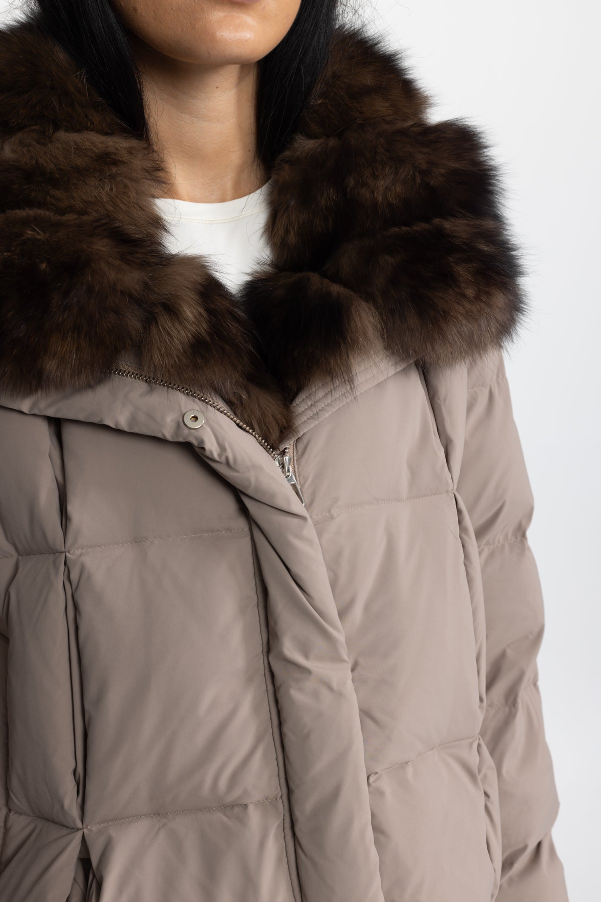 Piumino cropped con collo in pelliccia di volpe - tortora 