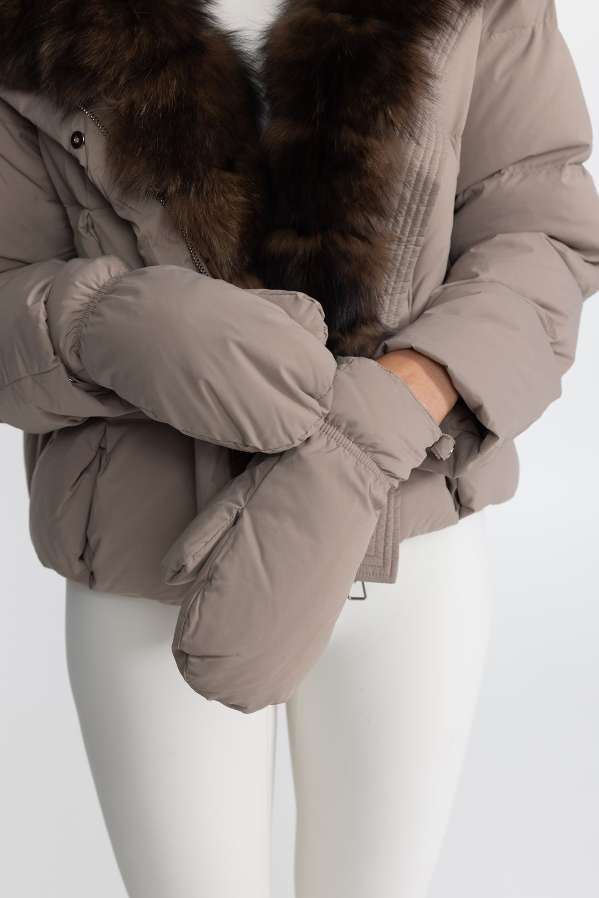 Piumino cropped con collo in pelliccia di volpe - tortora 