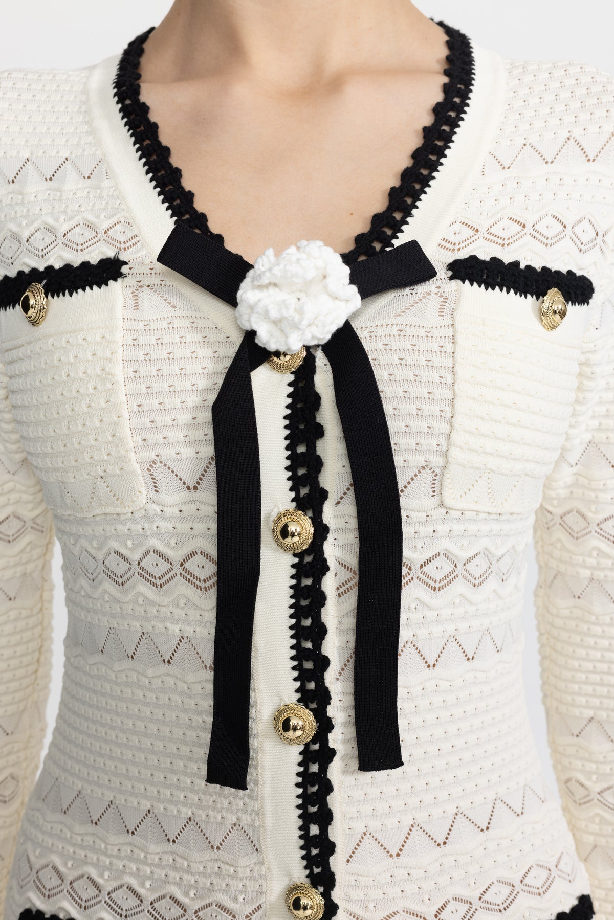 Abito midi in maglia con bottoni, profili crochet e spilla a fiore - Ivoire 