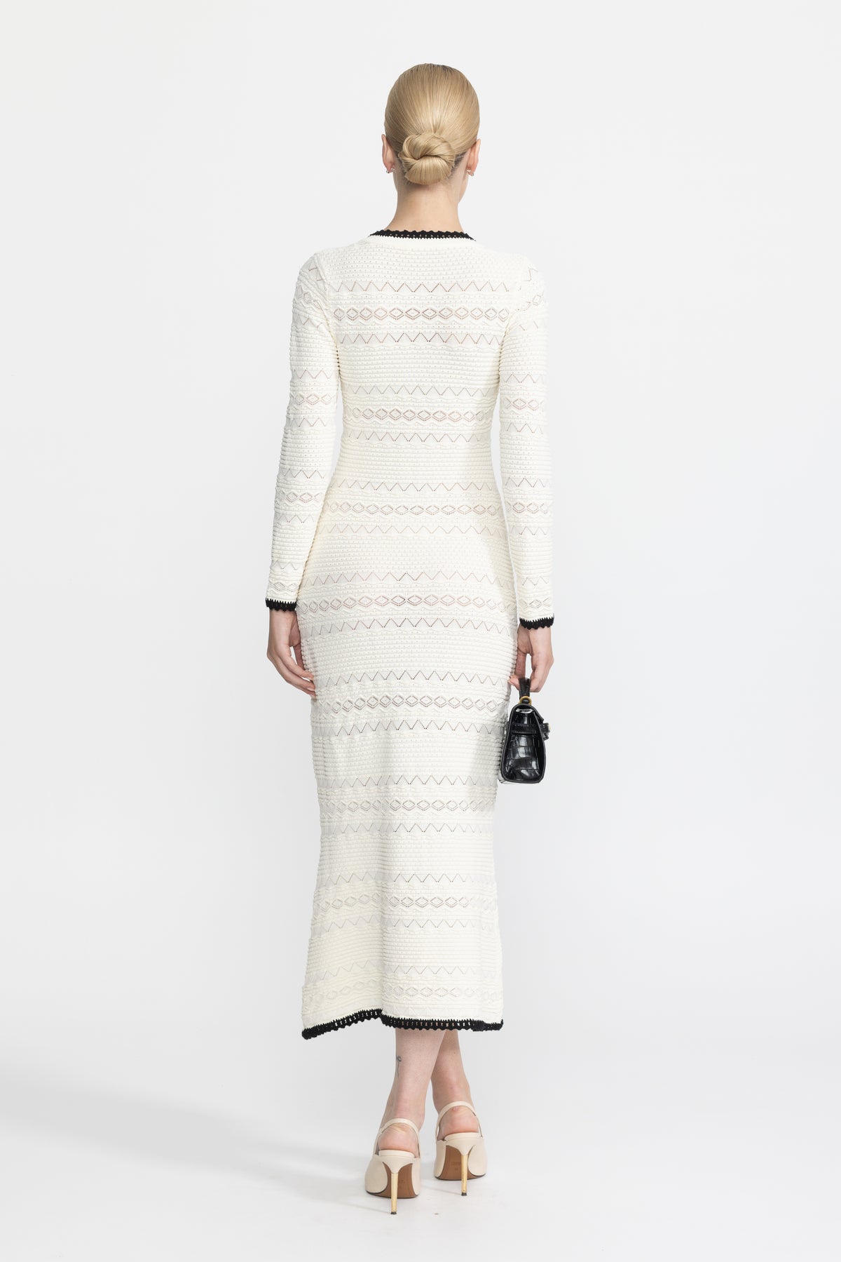 Abito midi in maglia con bottoni, profili crochet e spilla a fiore - Ivoire 