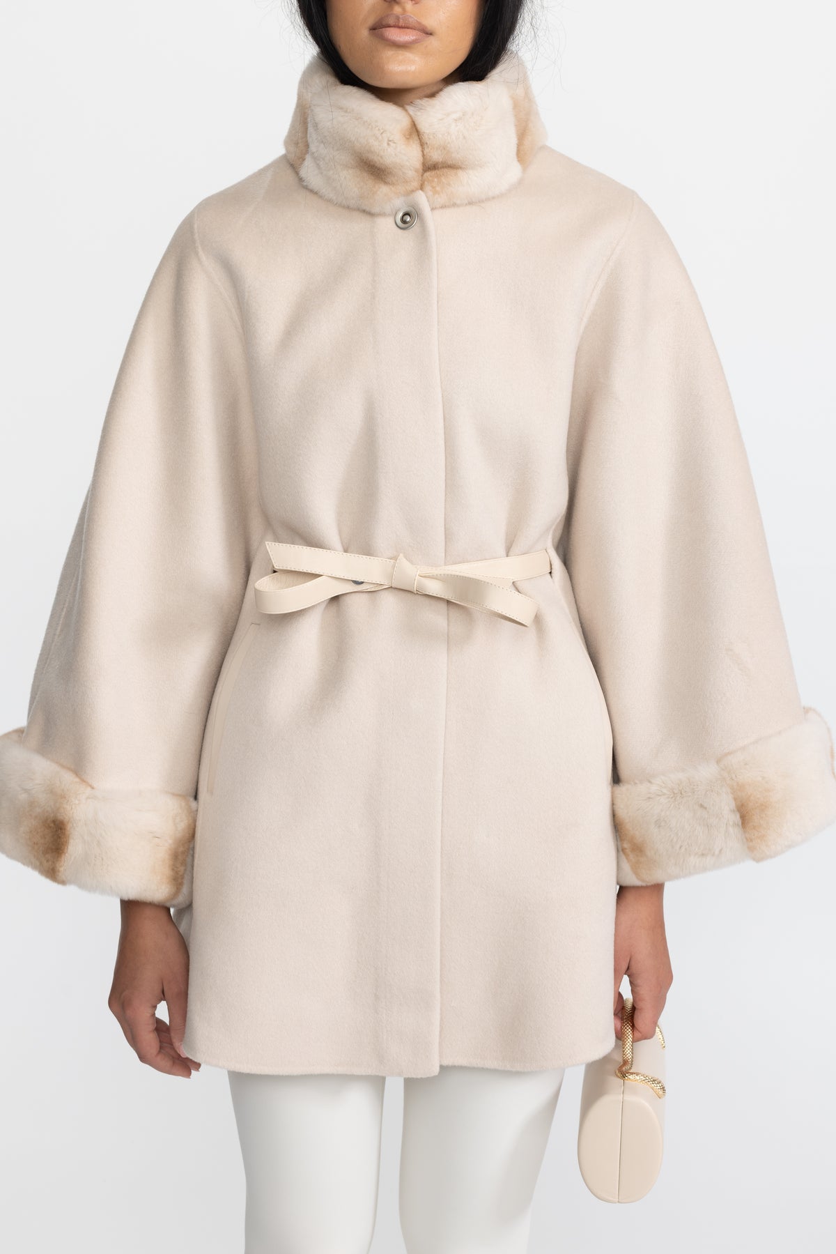 Mantella cappotto in lana con cintura, collo e polsini in pelliccia - Ivoire 