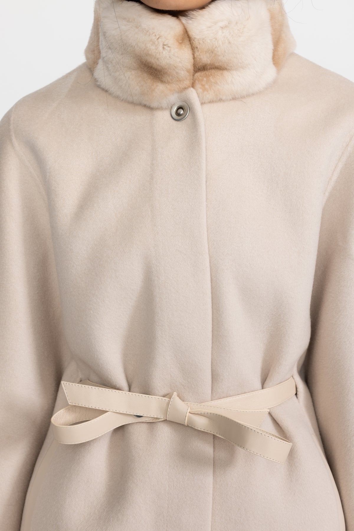 Mantella cappotto in lana con cintura, collo e polsini in pelliccia - Ivoire 