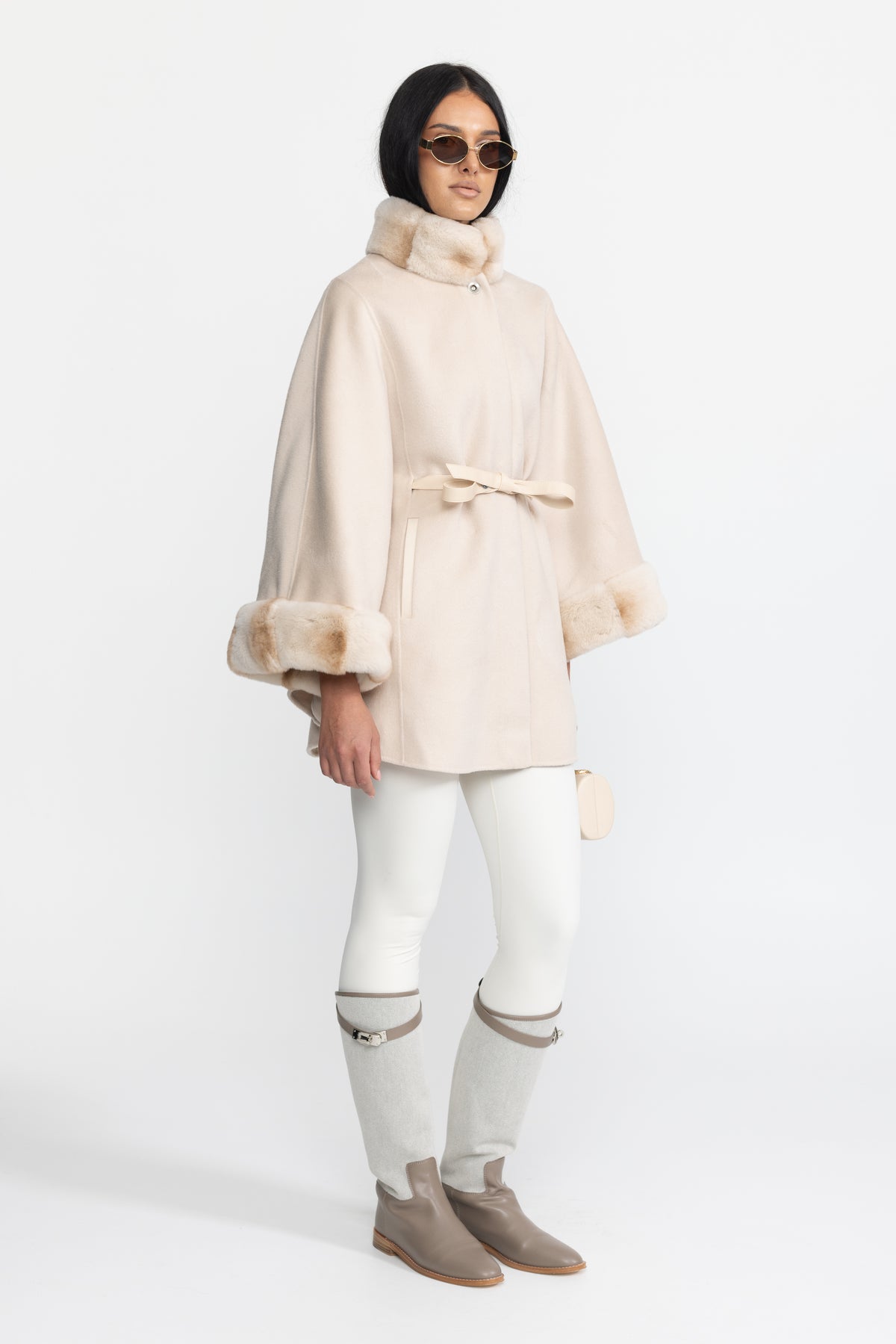 Mantella cappotto in lana con cintura, collo e polsini in pelliccia - Ivoire 