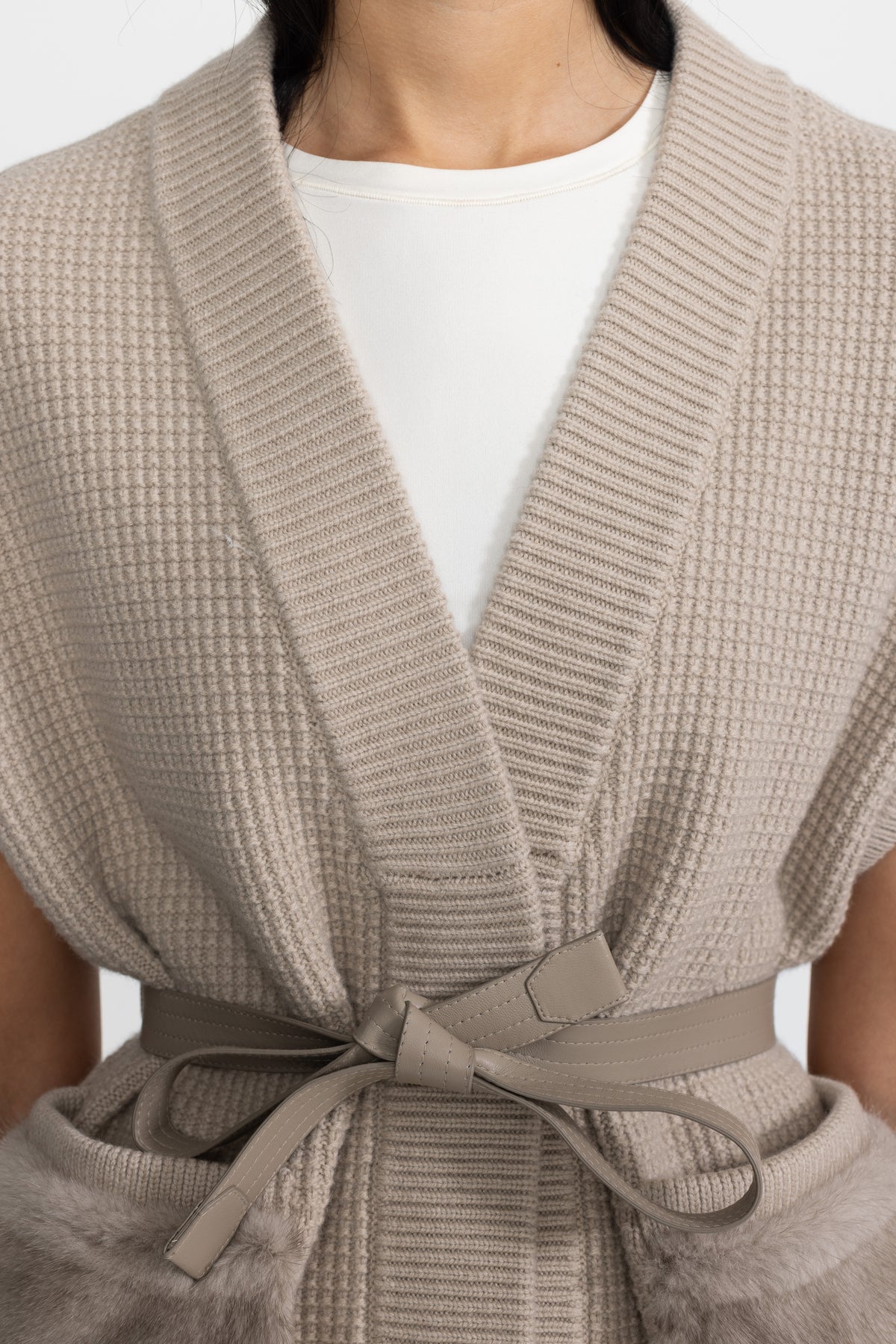 Gilet in maglia waffle con cintura e tasche in pelliccia - Beige 