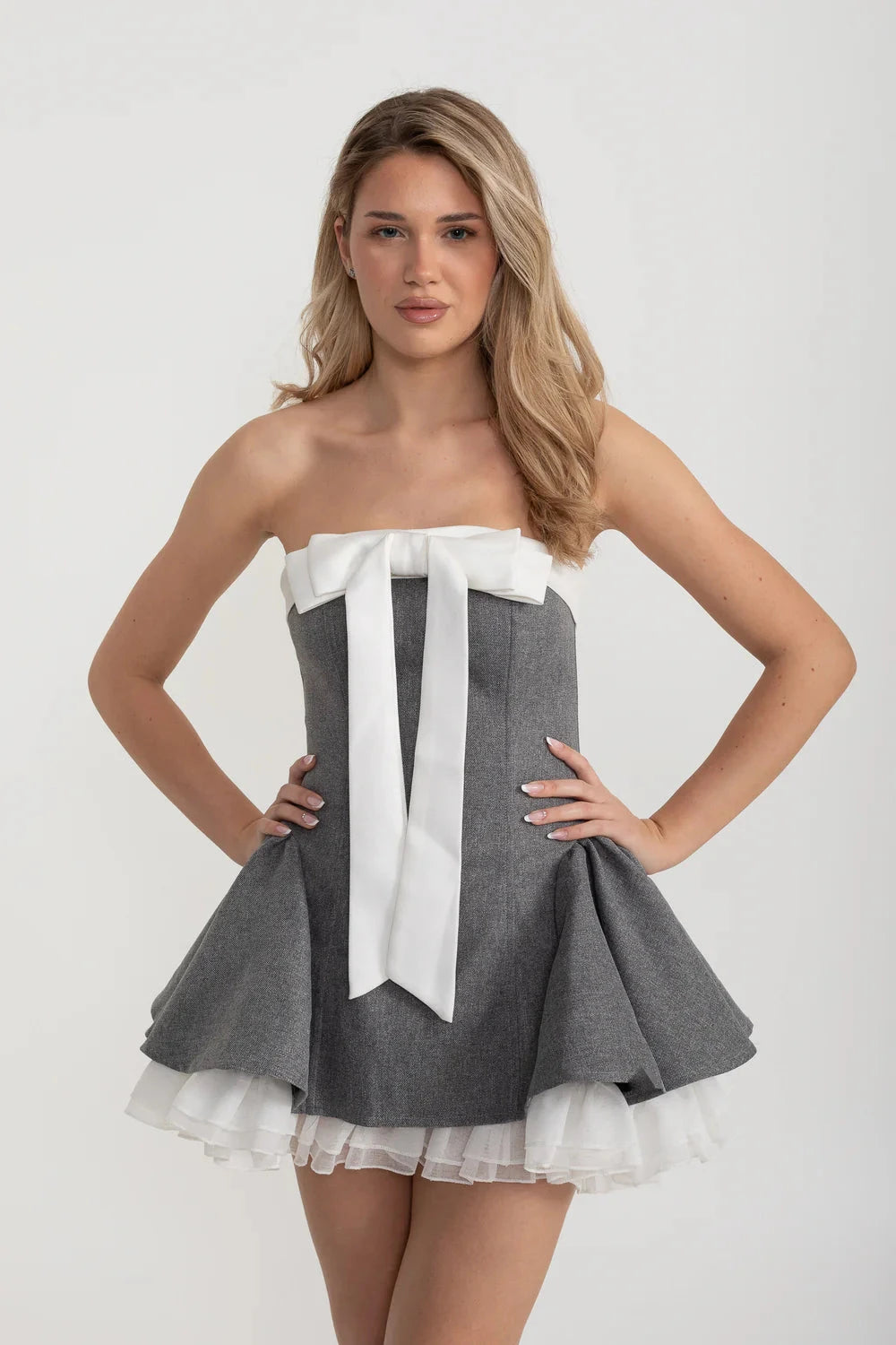 Abito Mini con Corsetto Senza Spalline, Gonna Svasata e Fiocco Bianco - Grigio 