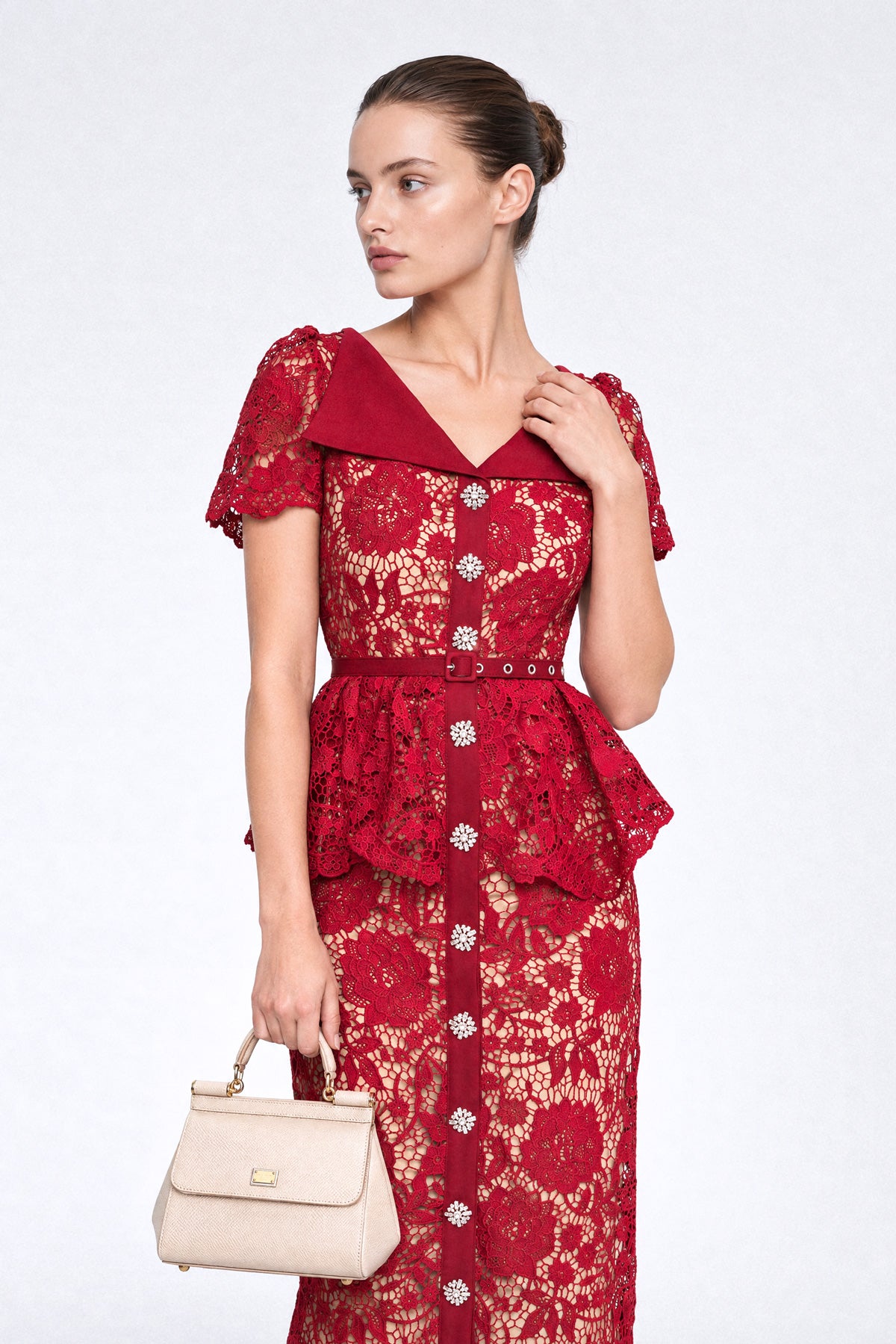 Abito Midi Peplum in Pizzo con Bottoni di Cristallo - Rosso 