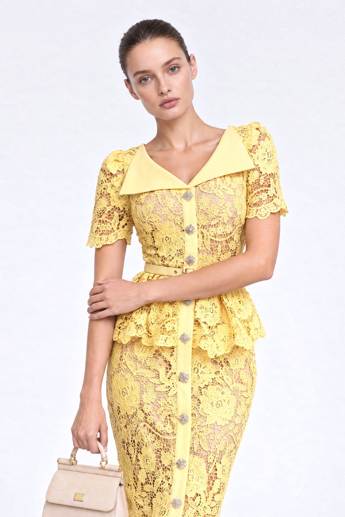 Abito midi peplum in pizzo con bottoni in cristallo - Giallo 