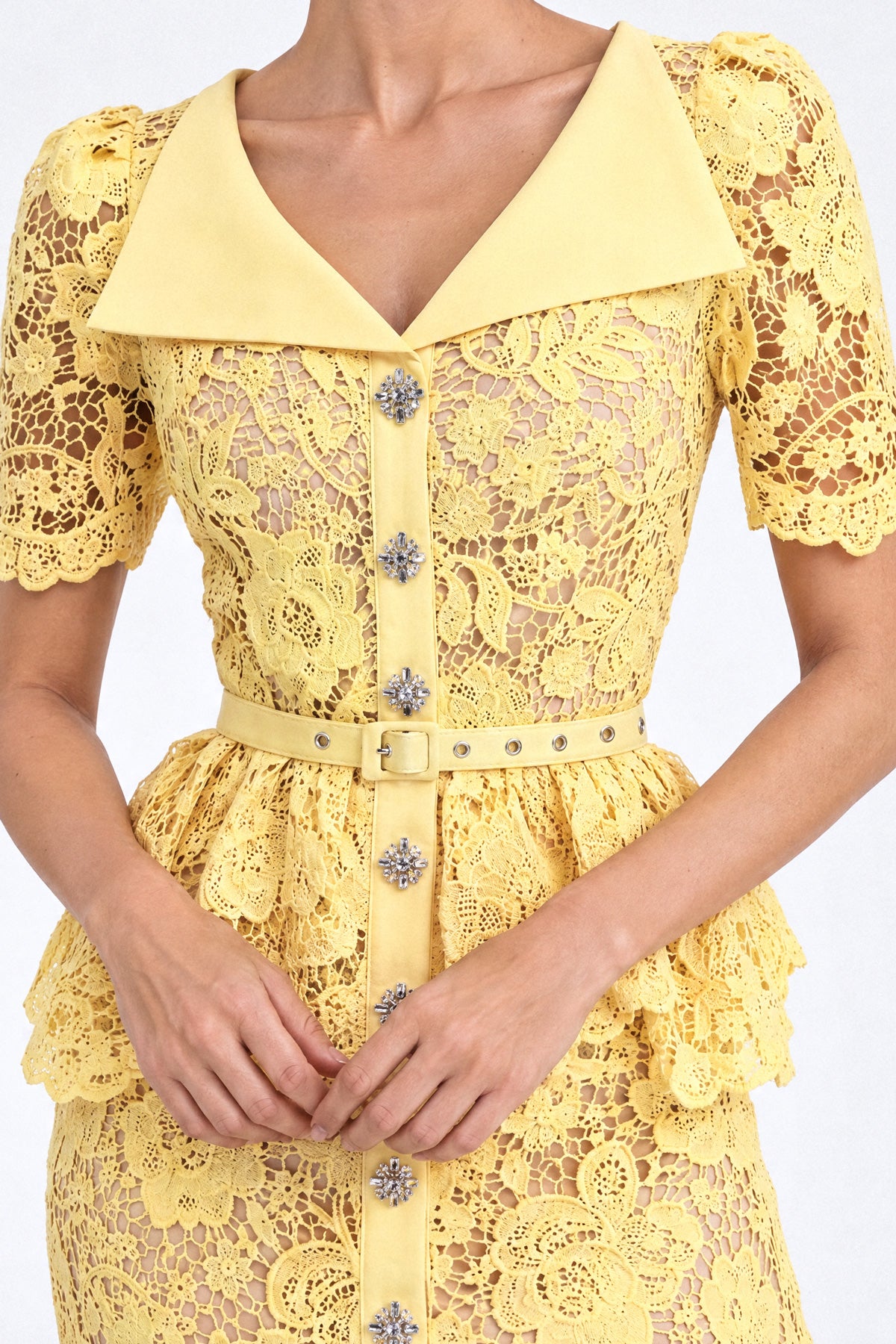 Abito midi peplum in pizzo con bottoni in cristallo - Giallo 
