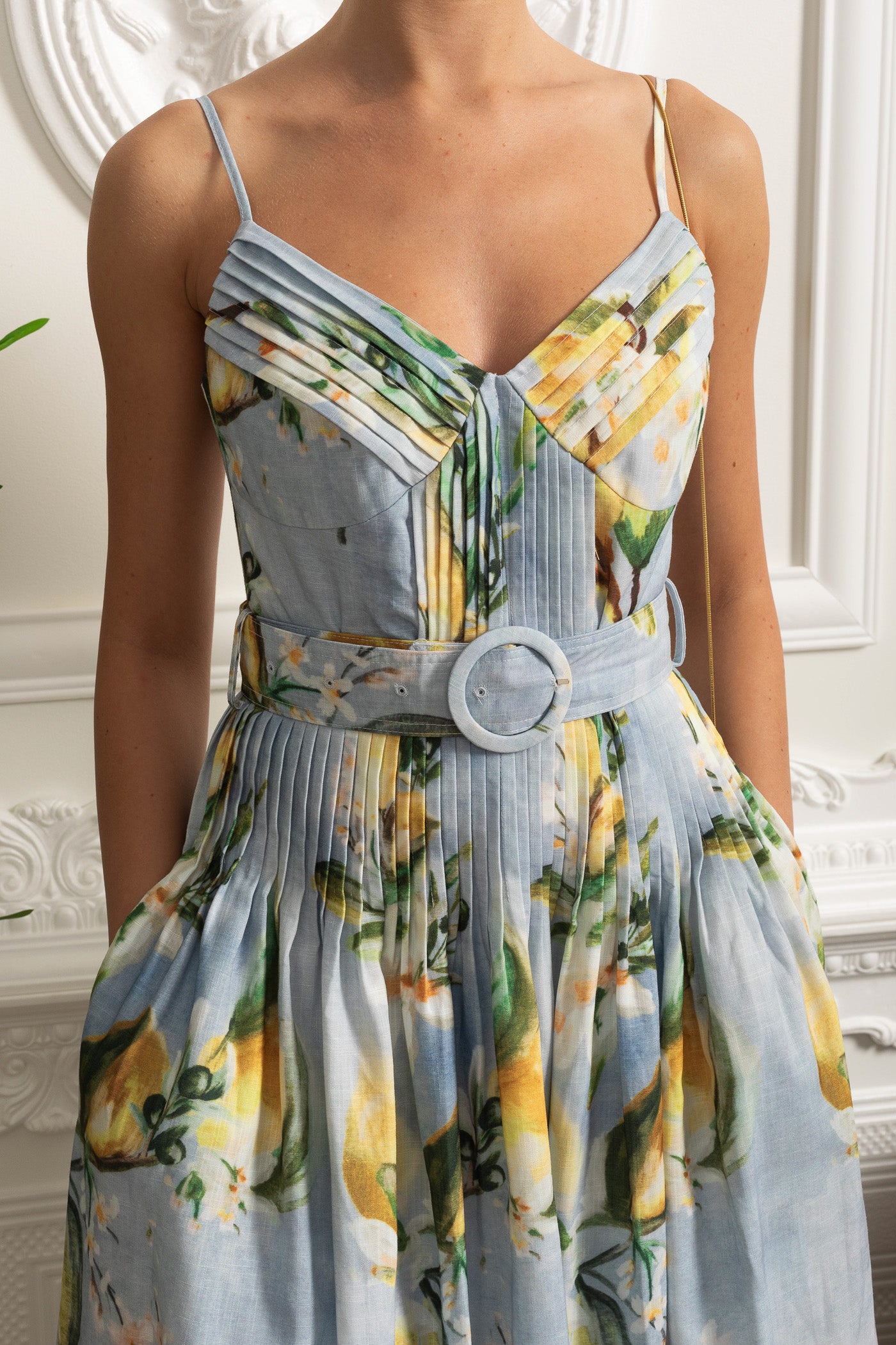 Abito midi a pieghe con cintura e spalline sottili - Azzurro cielo 