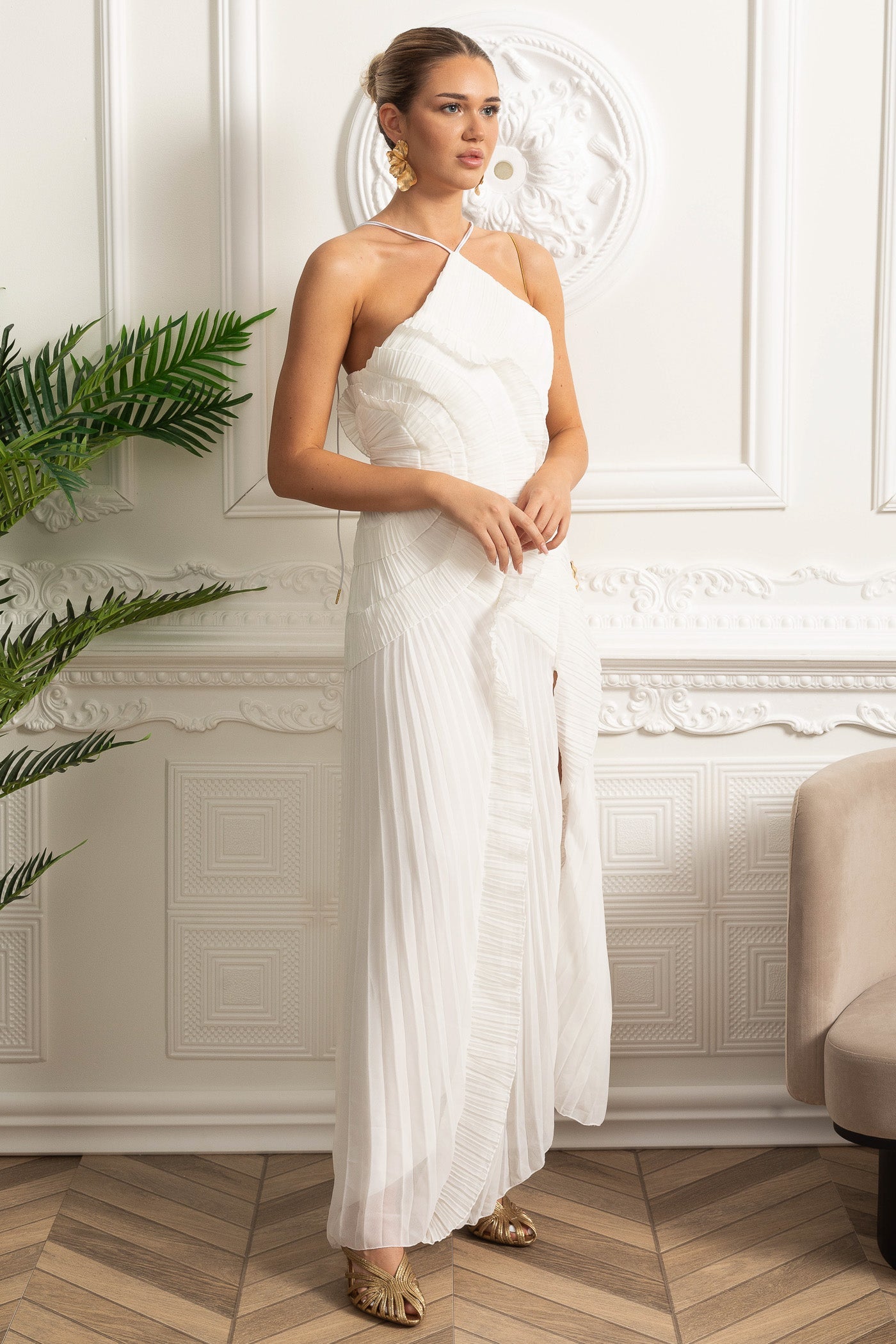 Abito midi plissettato con scollo all'americana e dettagli di volant cascanti - Bianco 