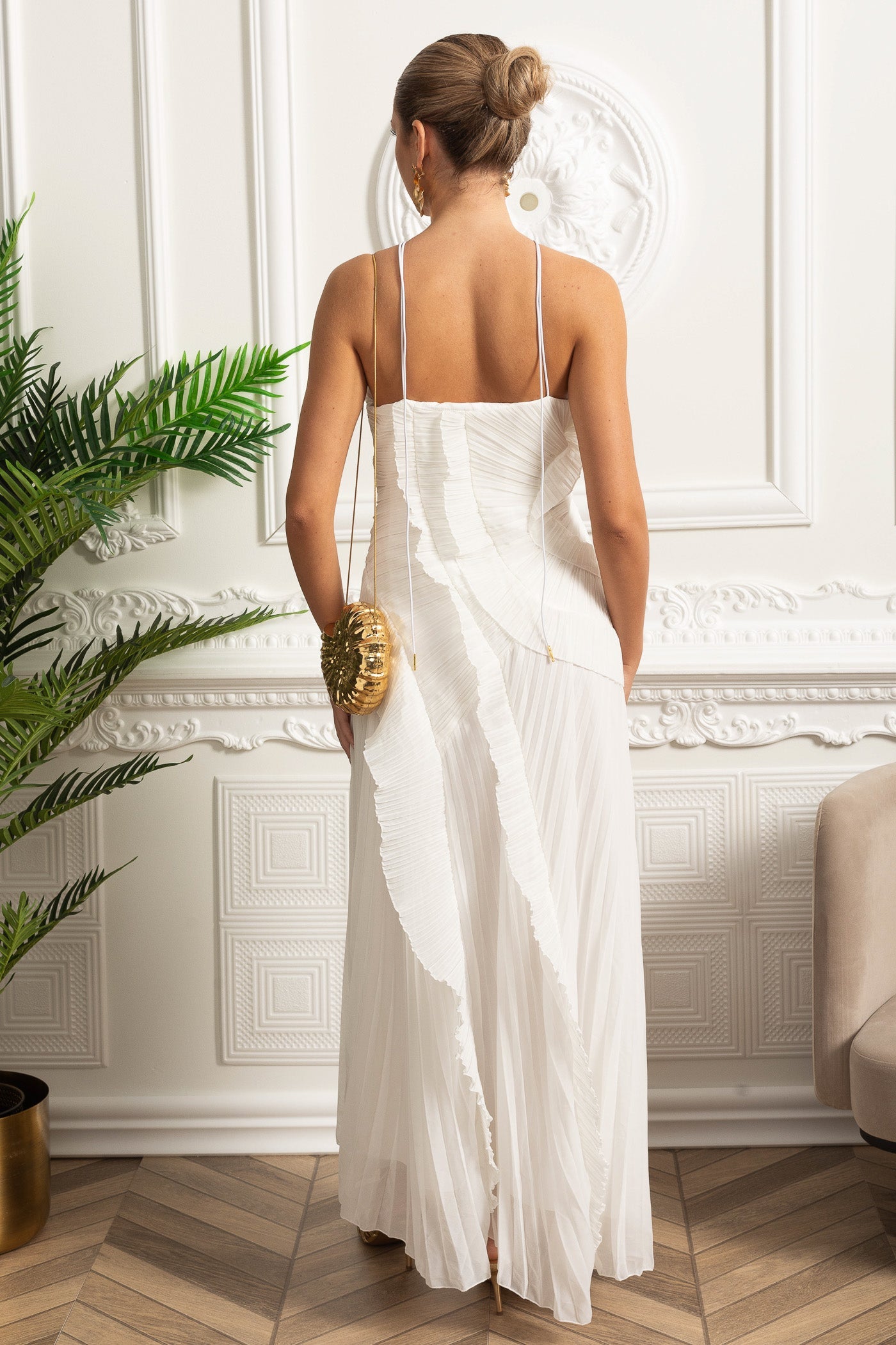 Abito midi plissettato con scollo all'americana e dettagli di volant cascanti - Bianco 