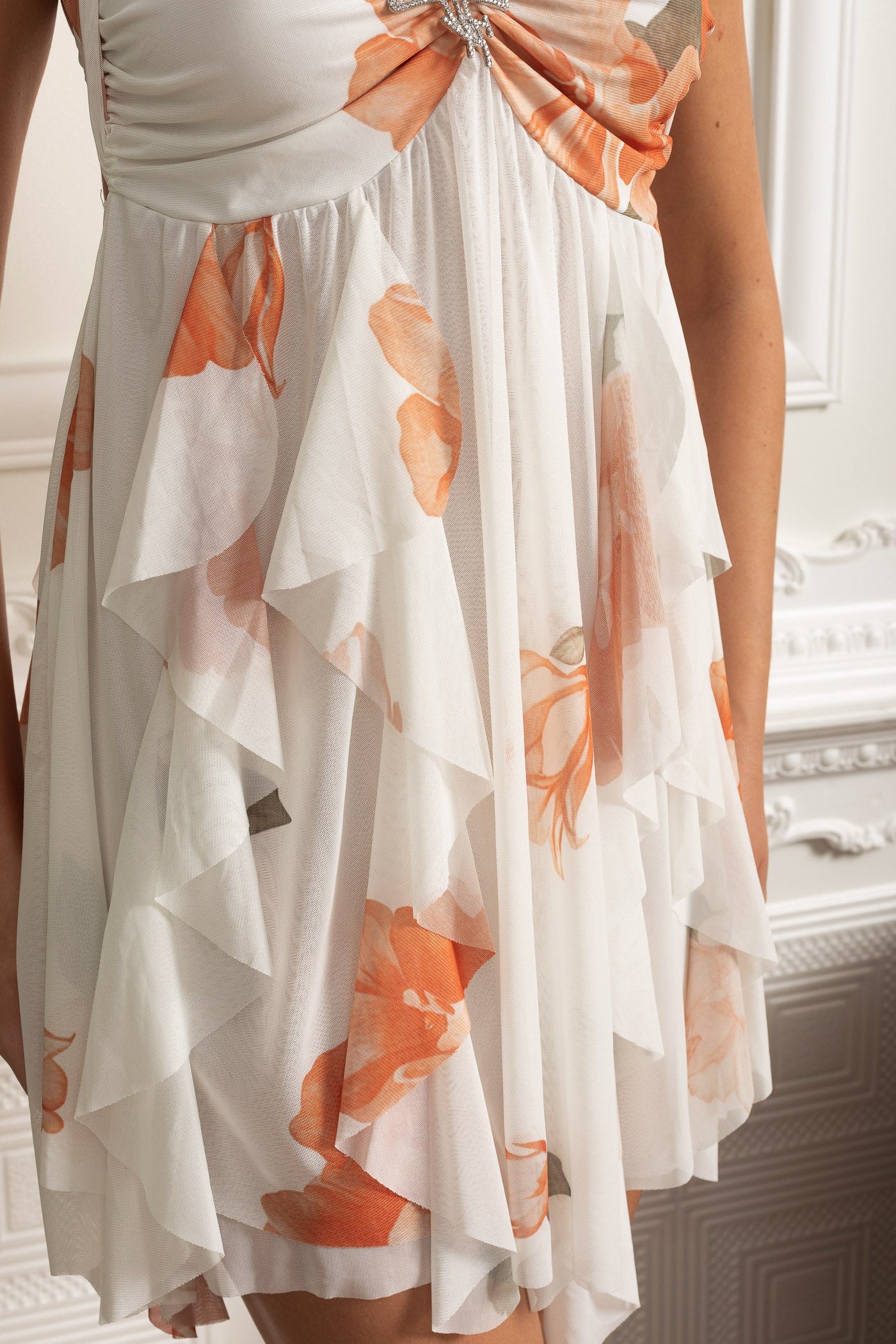 Mini abito arricciato con scollo all'americana e dettaglio spilla a forma di stella marina - Bianco/Arancione 