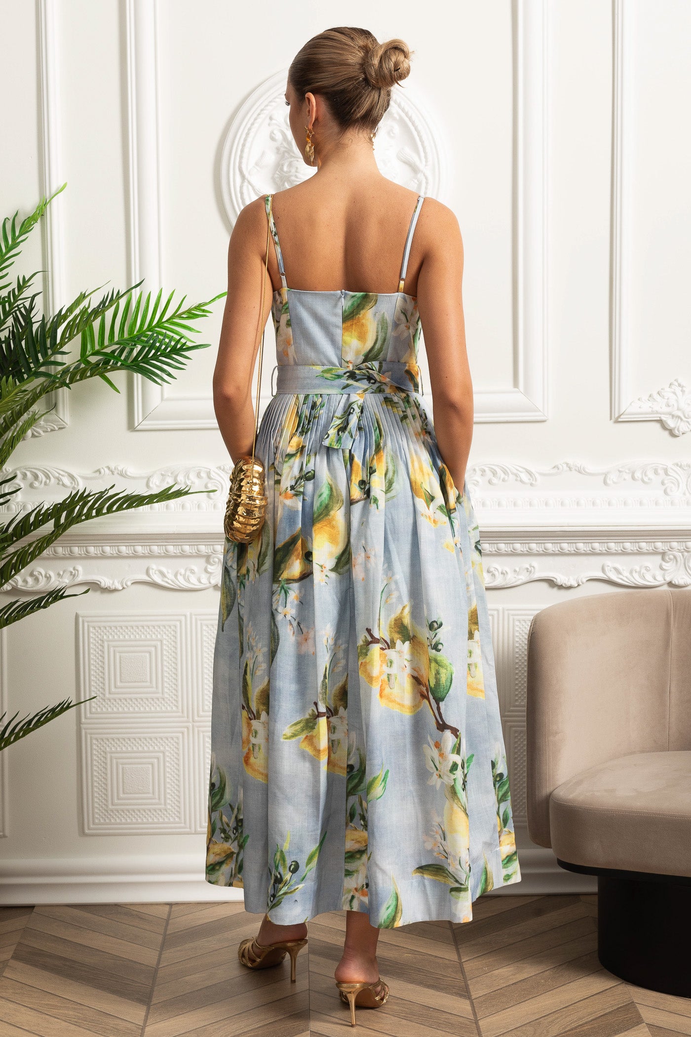 Abito midi a pieghe con cintura e spalline sottili - Azzurro cielo 