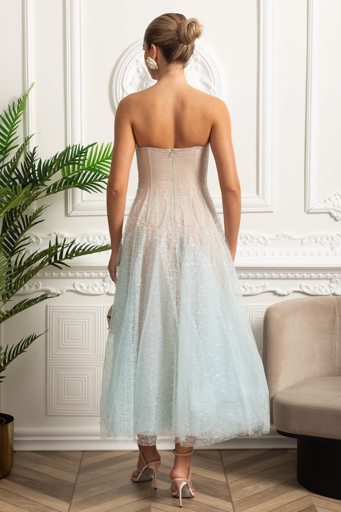 Abito midi a trapezio senza spalline con sovrapposizione testurizzata scintillante - Gradiente turchese 