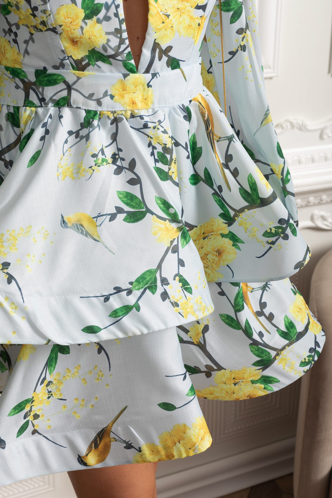 Abito Mini Romantico a Fiori con Maniche Voluminose e Dettaglio Peplum - Azzurro Cielo 