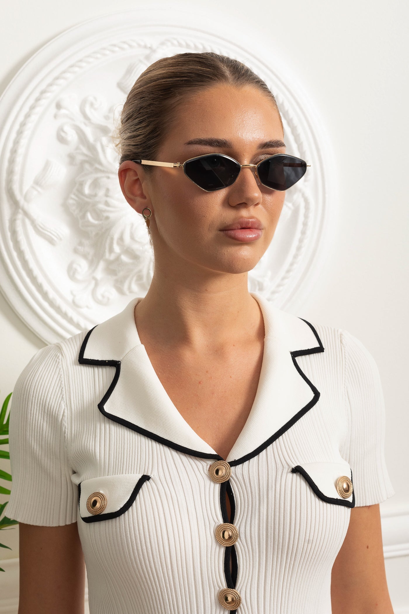 Occhiali da sole geometrici angolari con montatura interamente in metallo e aste sottili – Nero 