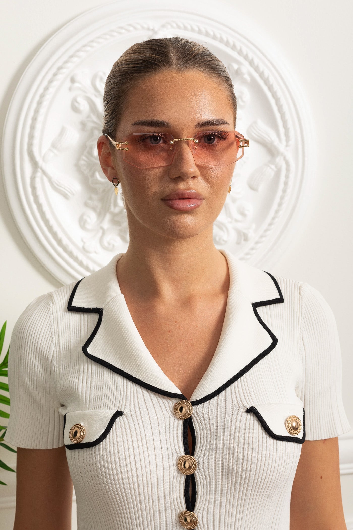 Occhiali da sole geometrici senza montatura con aste a catena dorata testurizzata – Rosa 