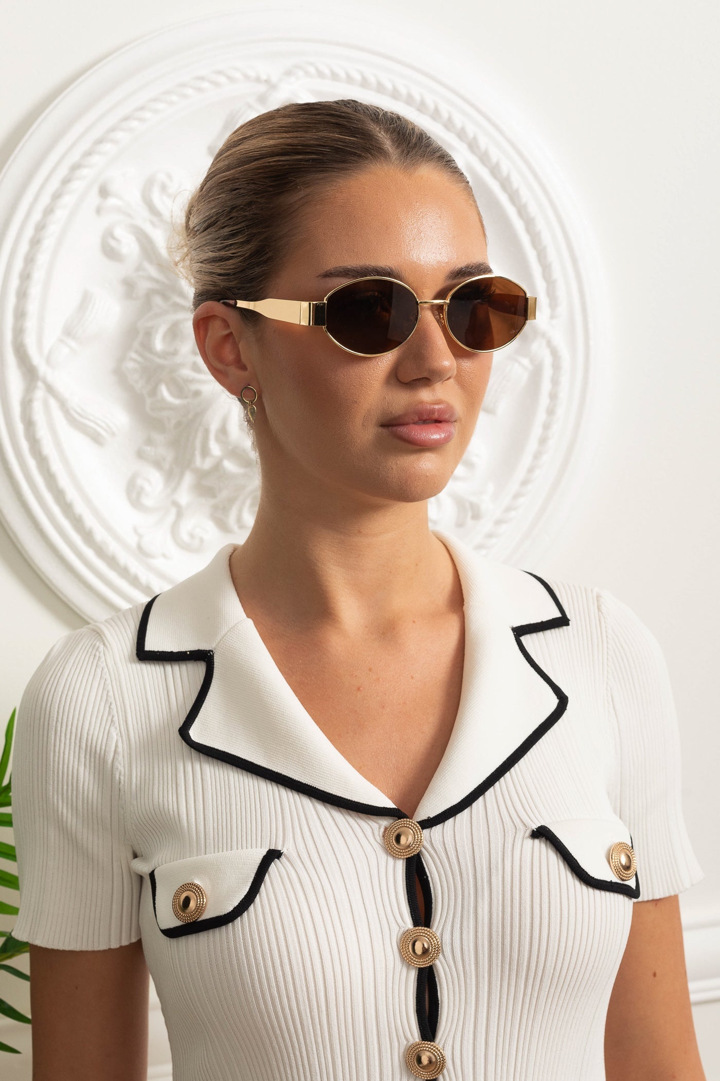 Occhiali da sole con montatura ovale e aste larghe dorate incise – Marrone 