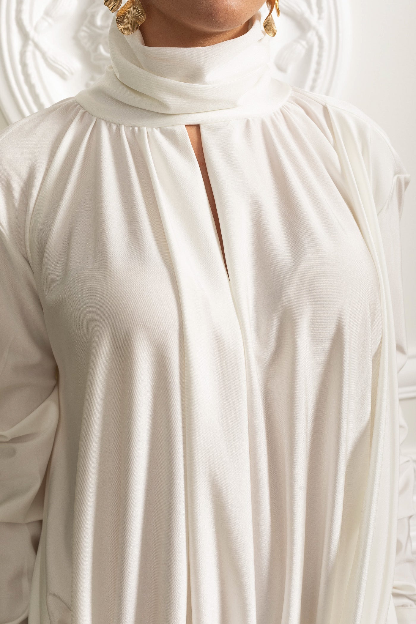 Elegant High-Collar Dress With Draped Details And Side Rose Embellishment - Ivoire