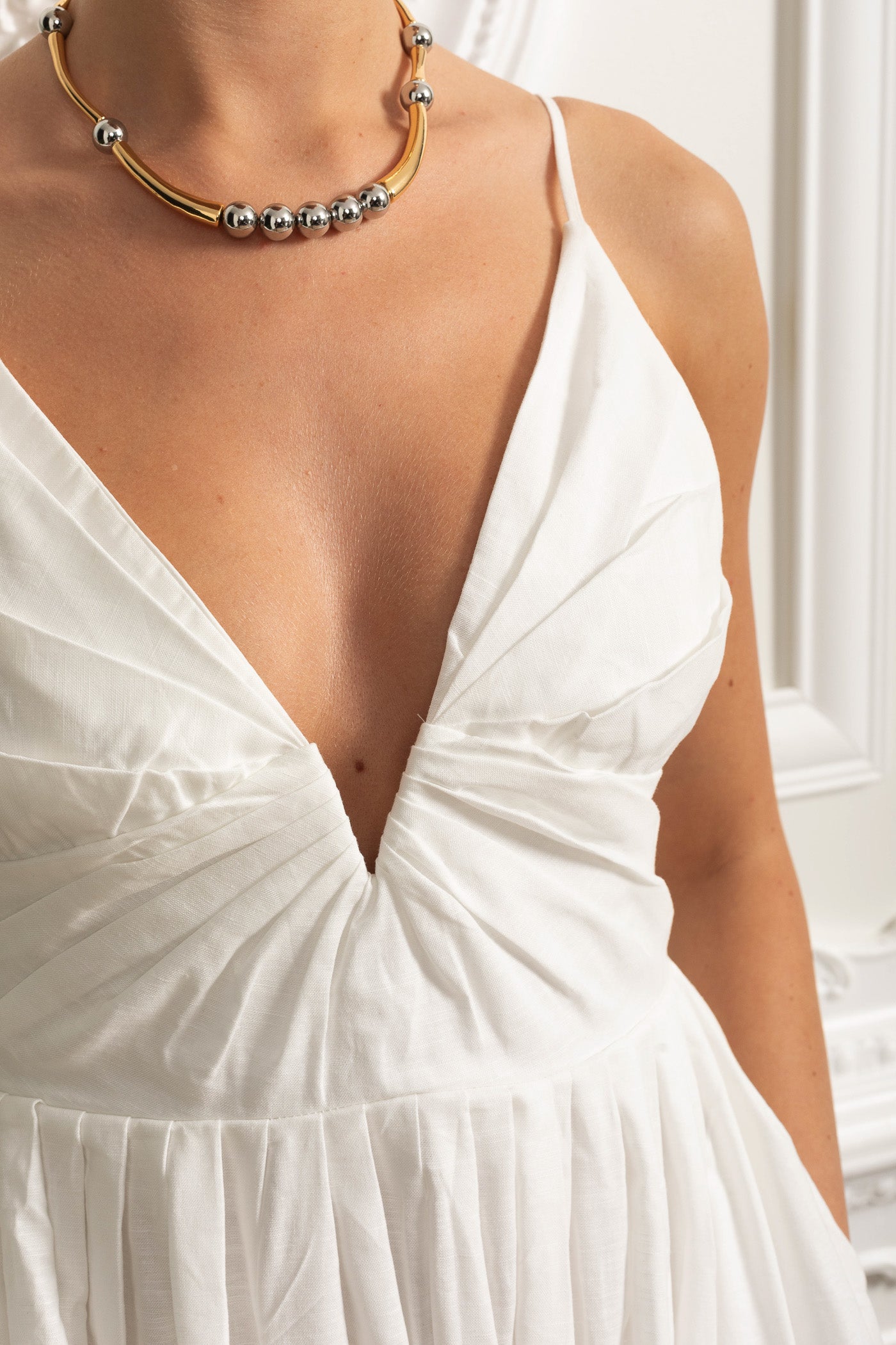 Abito midi con corpetto arricciato, spalline, schiena smockata e gonna arricciata - Bianco 