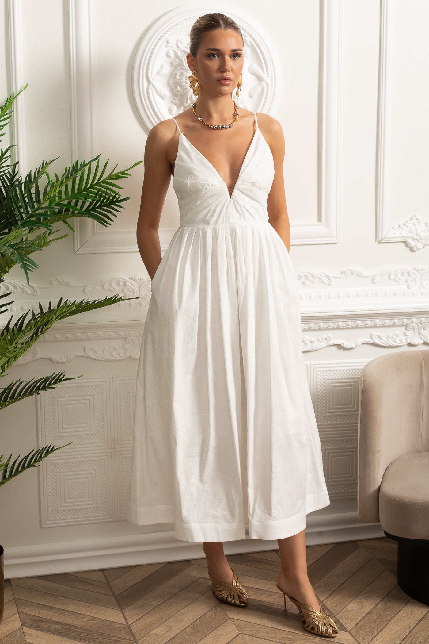 Abito midi con corpetto arricciato, spalline, schiena smockata e gonna arricciata - Bianco 