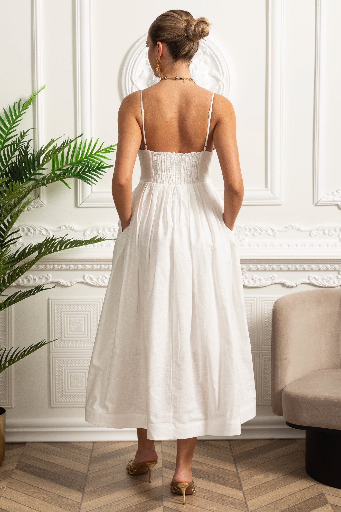 Abito midi con corpetto arricciato, spalline, schiena smockata e gonna arricciata - Bianco 