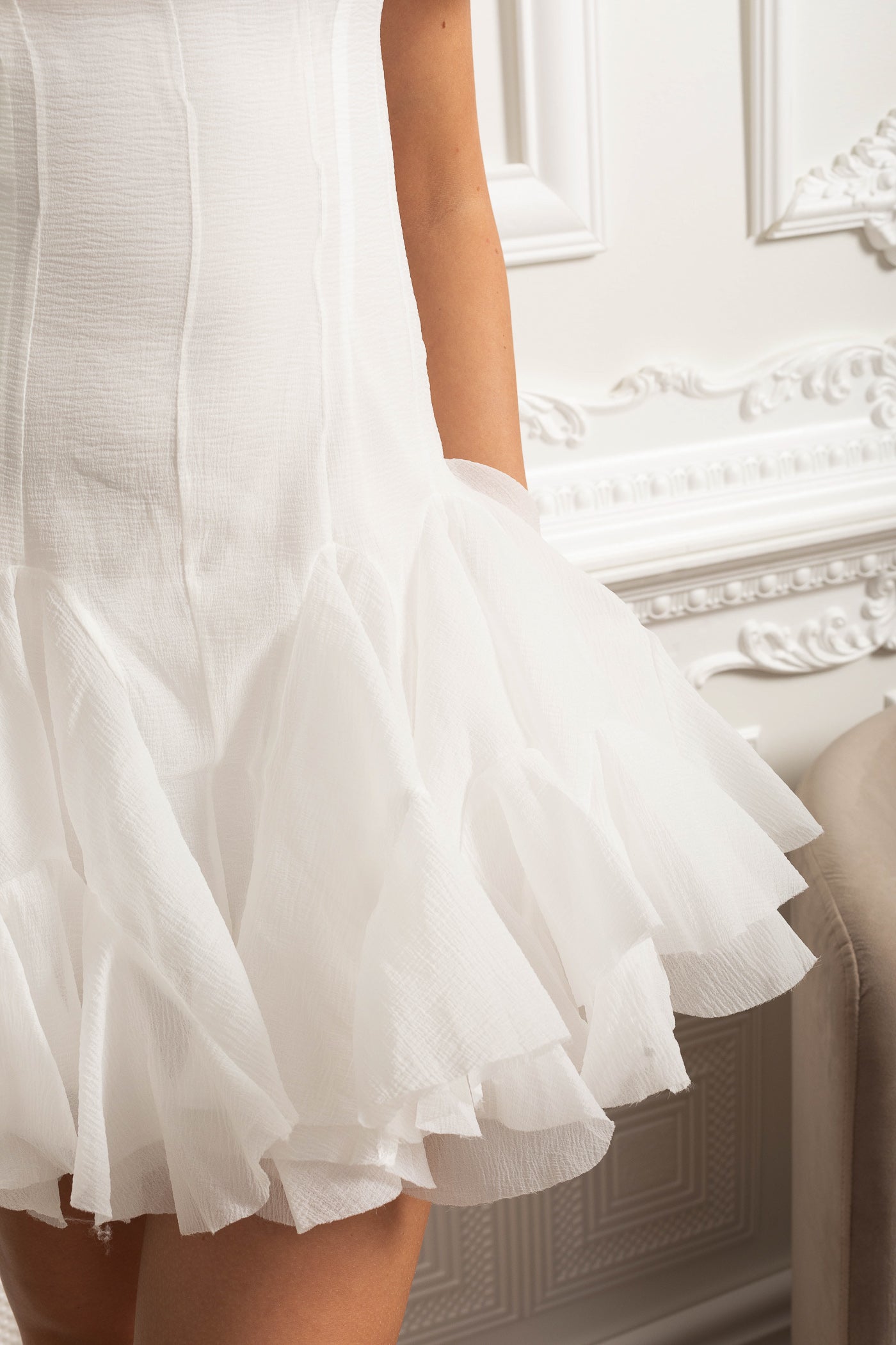 Abito mini con spalle scoperte e bordo in organza arricciata - Bianco 