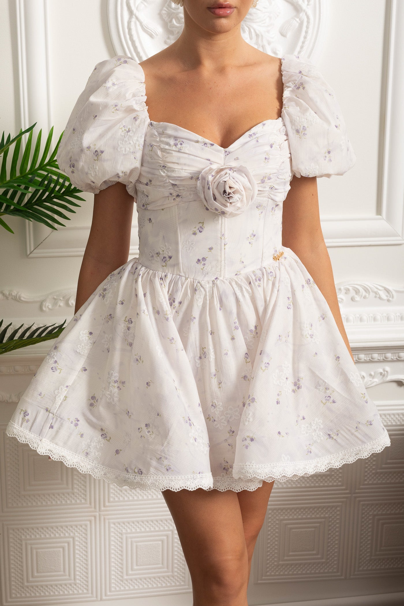 Abito mini floreale con maniche a sbuffo e dettaglio rosa 3D - Bianco/Viola 