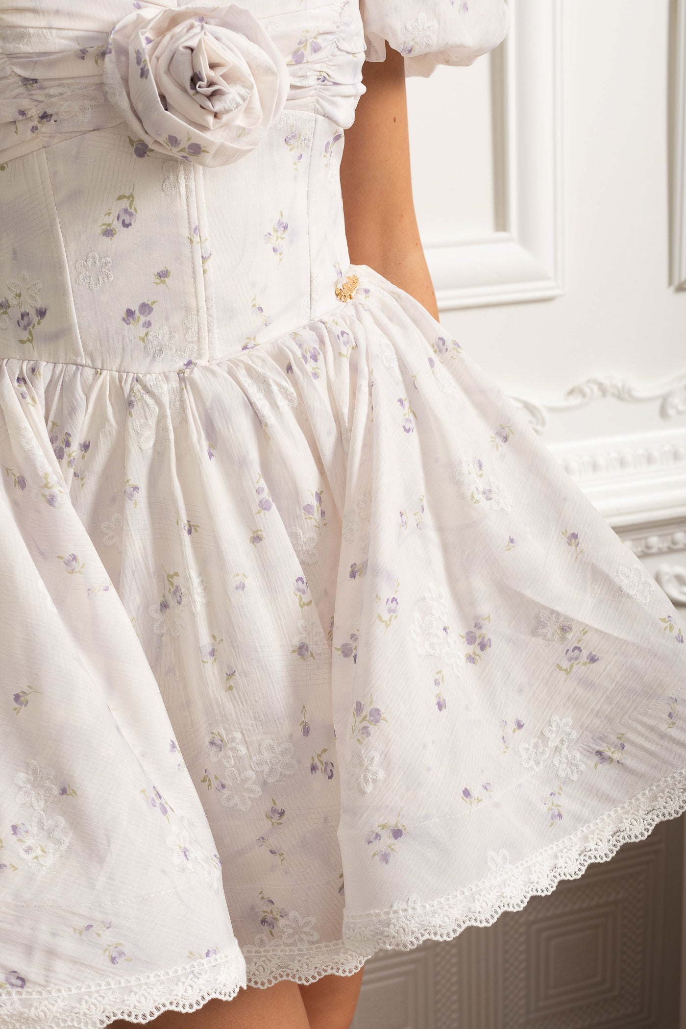 Abito mini floreale con maniche a sbuffo e dettaglio rosa 3D - Bianco/Viola 